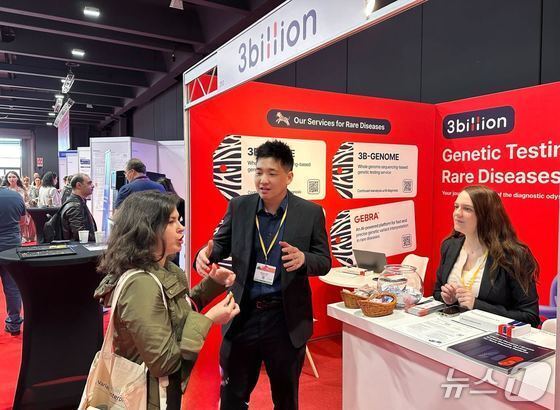 본문 이미지 -  쓰리빌리언 관계자가 지난 5월 이탈리아에서 열린 &#39;ESHG 2025&#39;에서 현지 관람객과 소통하고 있다. &#40;쓰리빌리언 제공&#41;/뉴스1