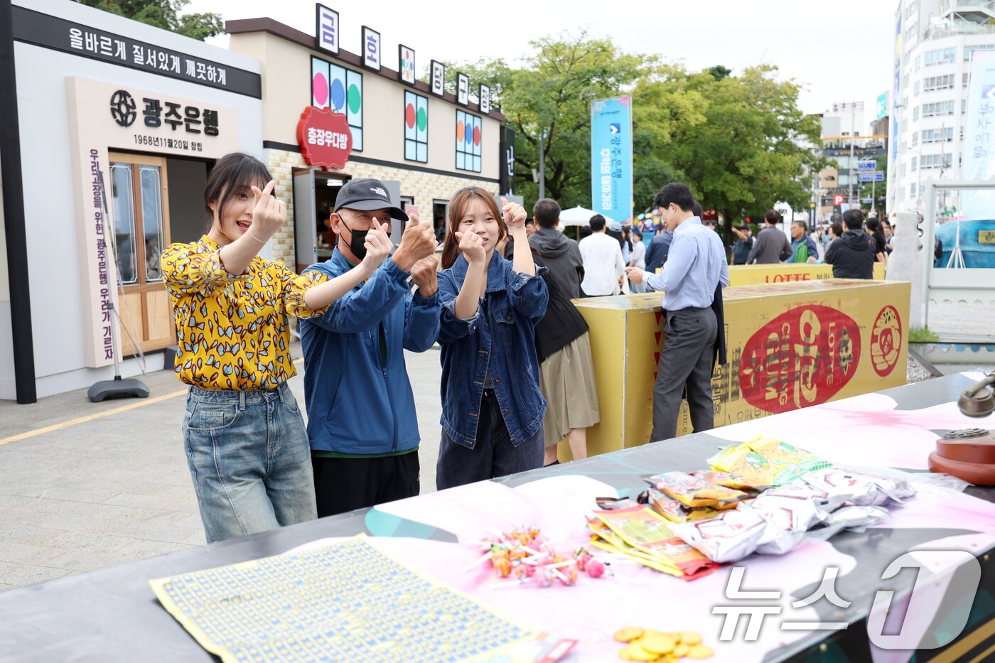 본문 이미지 - 제22회 광주추억의 충장축제가 개막하는 15일 광주 동구 빛의 읍성 일원에 마련된 추억의 거리에서 관람객들이 사진을  찍고 있다. 2025.10.15 ⓒ 뉴스1 이승현 기자