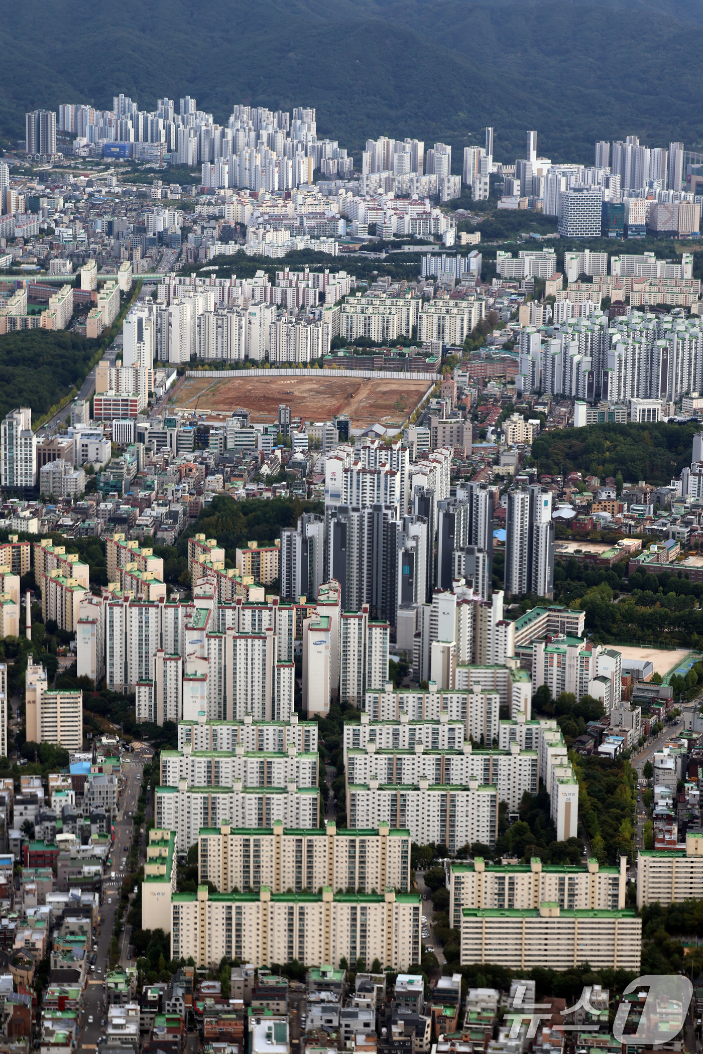 (서울=뉴스1) 황기선 기자 = 정부가 15일 부동산 관계장관회의를 열고 '주택시장 안정화 대책'을 확정·발표했다.서울 전역과 분당 과천 등 경기도 12개 지역이 조정대상지역·투기 …