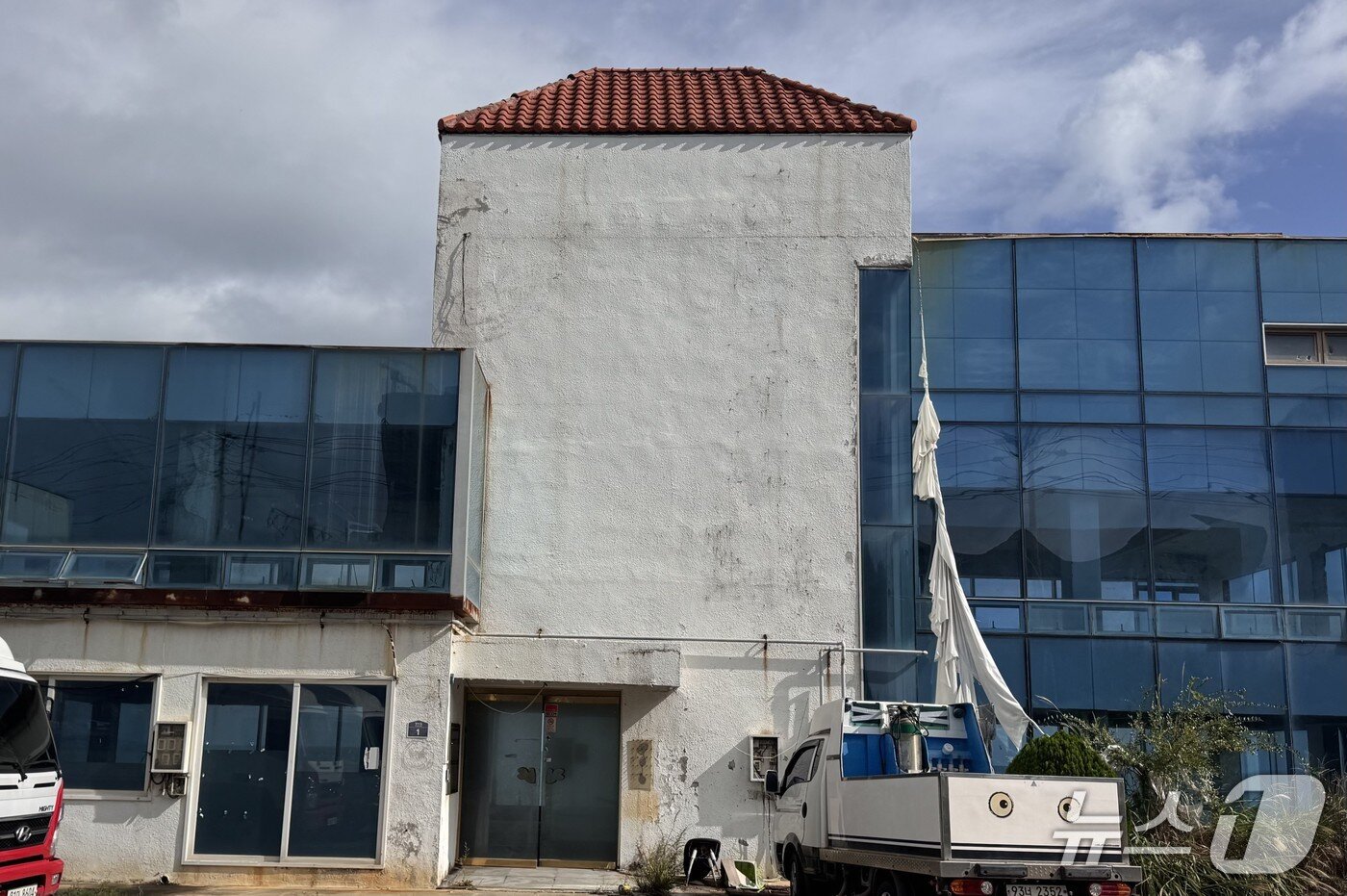 본문 이미지 - 15일 울산 북구 강동 리조트 삼거리에 빈 건물이 방치돼 있다. 2025.10.15. ⓒ 뉴스1 김세은 기자