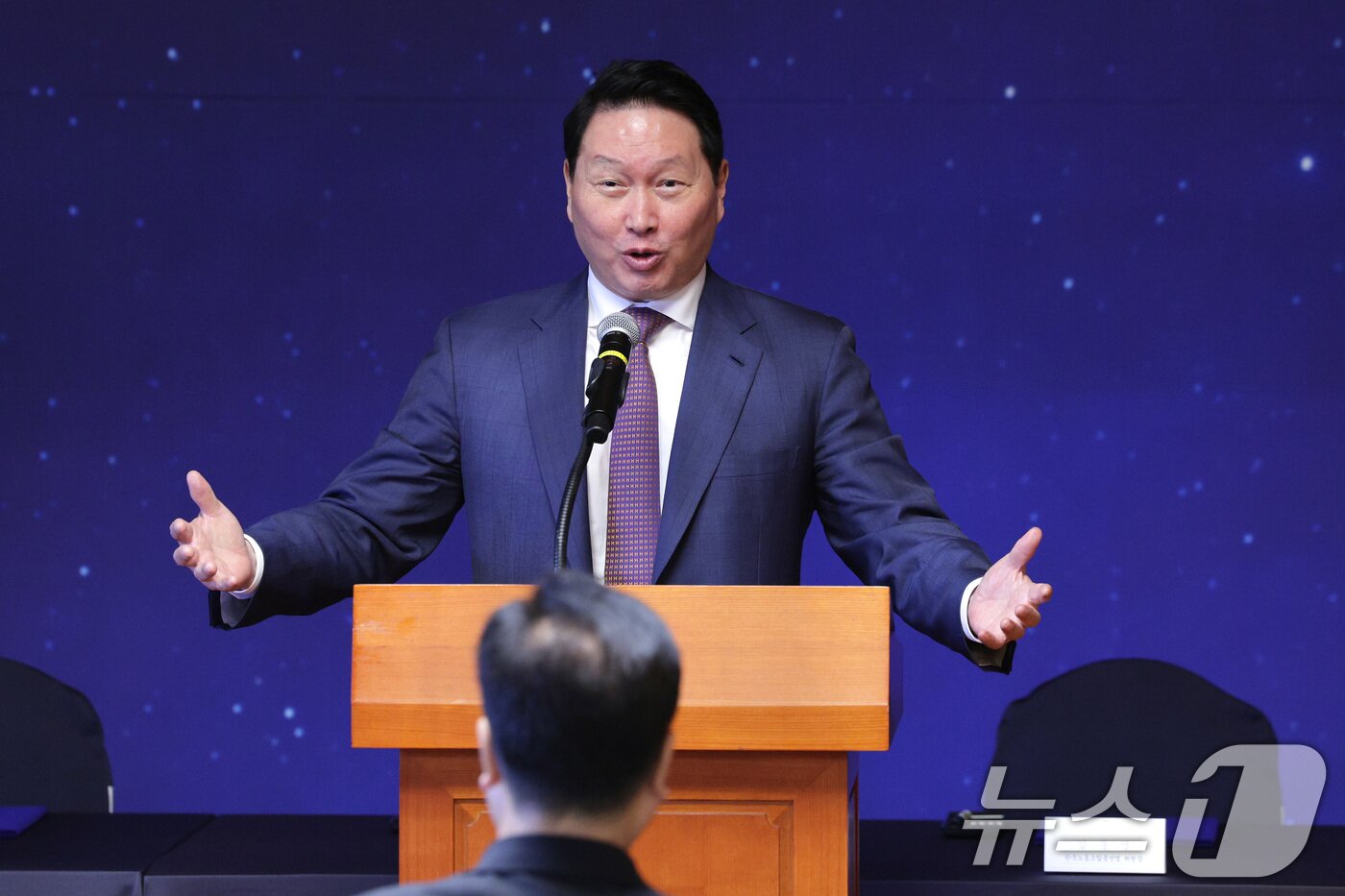 본문 이미지 - 최태원 대한상의 회장이 15일 서울 여의도 국회 사랑재에서 열린 국회 사회적 대화 공동 선언식에서 인사말을 하고 있다. 2025.10.15/뉴스1 ⓒ News1 신웅수 기자