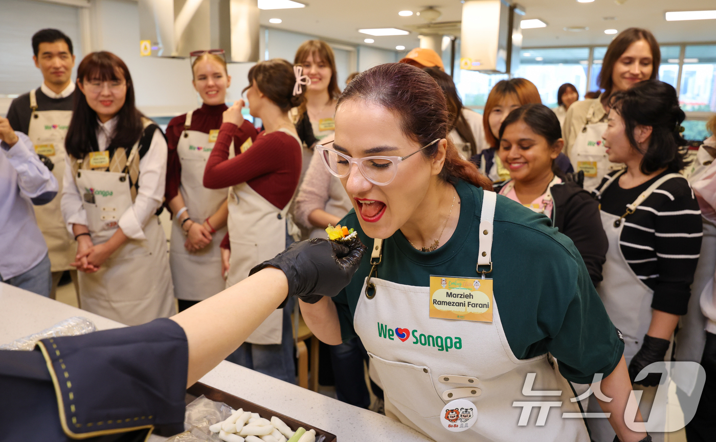 (서울=뉴스1) 안은나 기자 = 15일 서울 송파구 가락몰 쿠킹스튜디오에서 열린 코리안푸드 쿠킹클래스에서 외국인이 김밥을 맛보고 있다. 송파구는 한국에 체류 중인 외국인과 방한 관 …