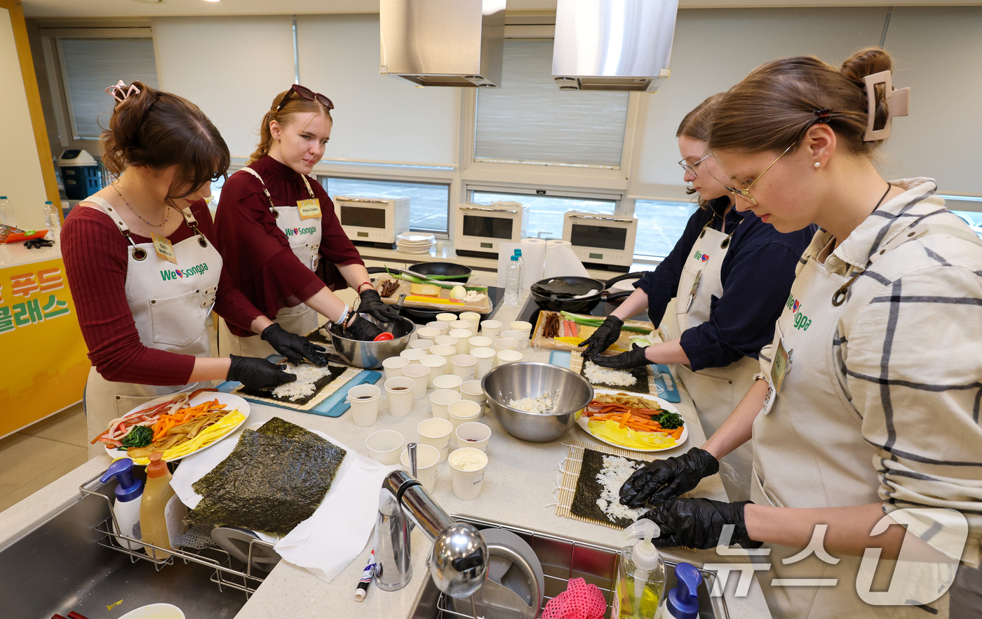 (서울=뉴스1) 안은나 기자 = 15일 서울 송파구 가락몰 쿠킹스튜디오에서 열린 코리안푸드 쿠킹클래스에서 외국인들이 김밥을 만들고 있다. 송파구는 한국에 체류 중인 외국인과 방한 …