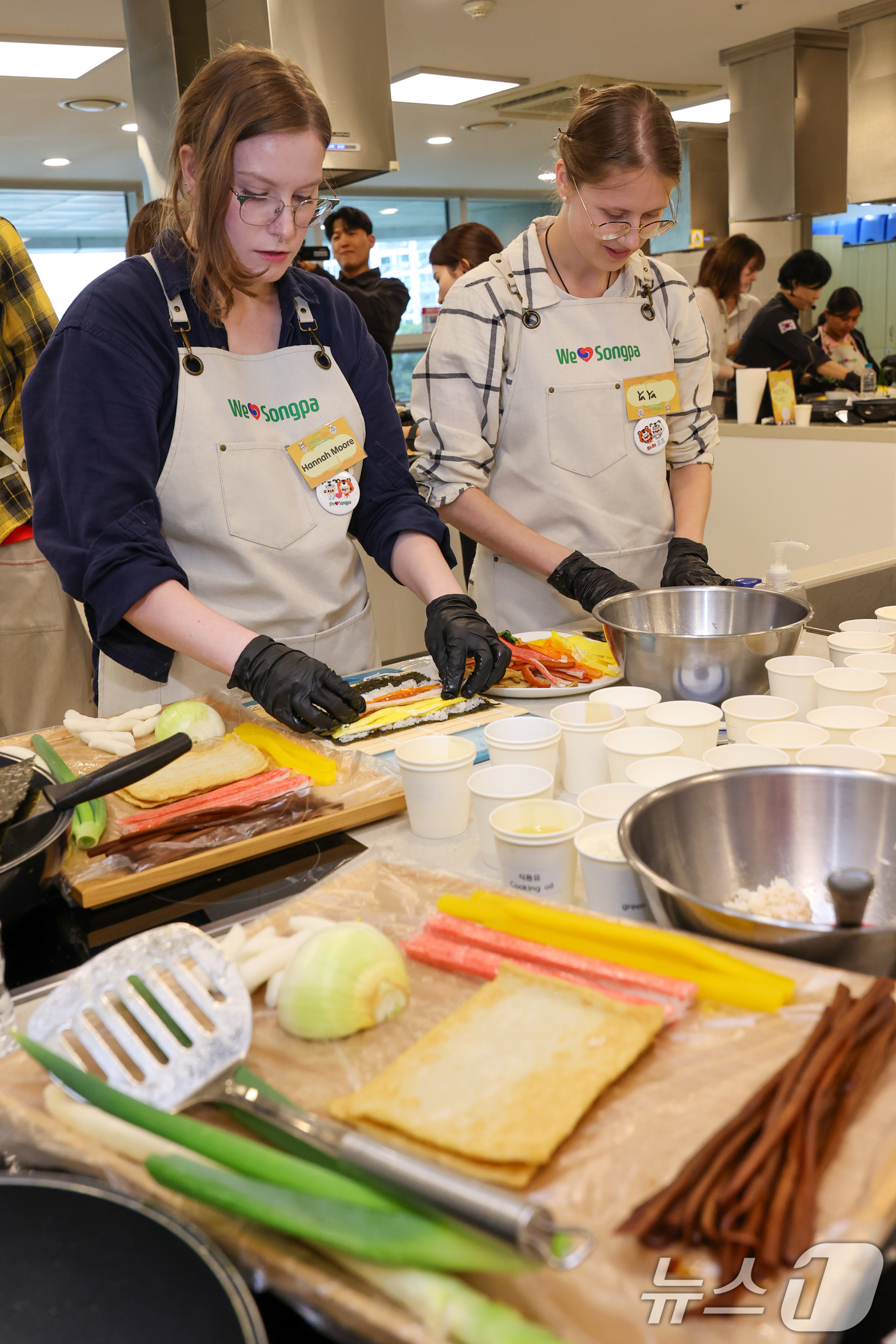 (서울=뉴스1) 안은나 기자 = 15일 서울 송파구 가락몰 쿠킹스튜디오에서 코리안푸드 쿠킹클래스에 참가한 외국인들이 김밥을 만들고 있다. 송파구는 한국에 체류 중인 외국인과 방한 …