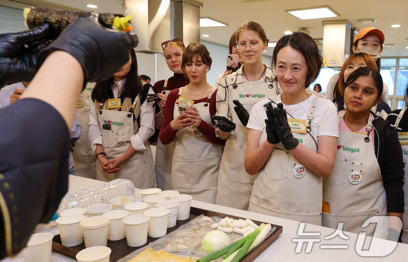 (서울=뉴스1) 안은나 기자 = 15일 서울 송파구 가락몰 쿠킹스튜디오에서 열린 코리안푸드 쿠킹클래스에서 외국인들이 김밥 만드는 과정을 지켜보고 있다. 송파구는 한국에 체류 중인 …