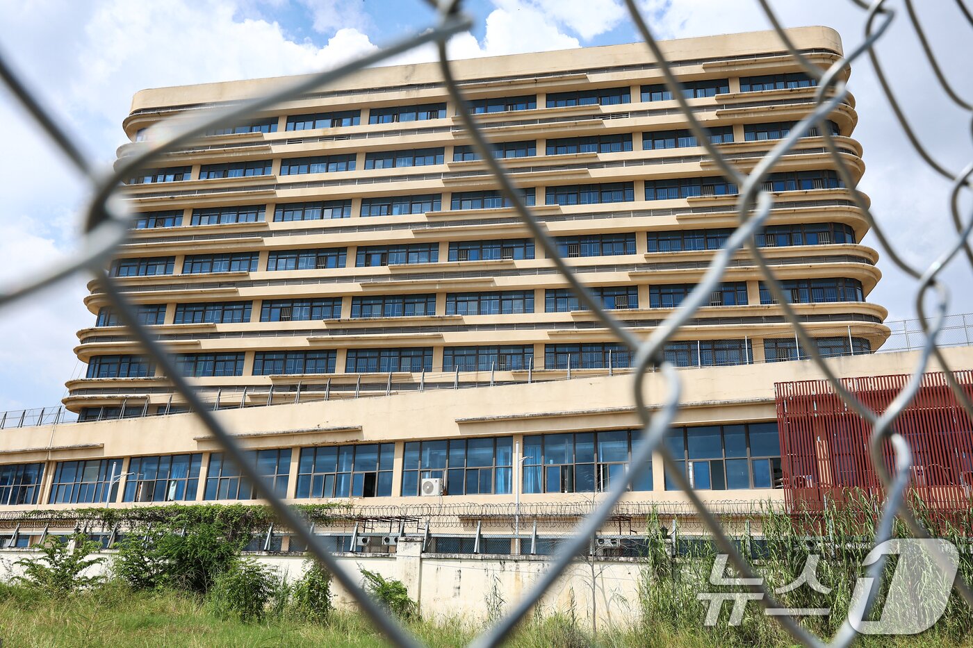 본문 이미지 - 최근 캄보디아에서 한국인 대상 취업사기 및 감금 사건 등 각종 범죄에 연루되는 사례가 잇따르고 있다. 사진은 15일&#40;현지시간&#41; 캄보디아 프놈펜 주요 범죄 단지로 알려진 망고단지. 2025.10.15/뉴스1 ⓒ News1 김도우 기자