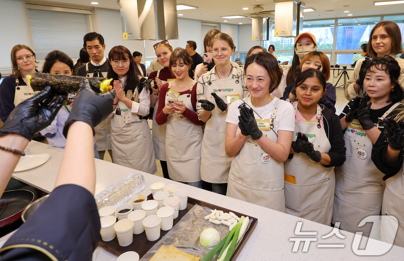 (서울=뉴스1) 안은나 기자 = 15일 서울 송파구 가락몰 쿠킹스튜디오에서 열린 코리안푸드 쿠킹클래스에서 외국인들이 김밥 만드는 과정을 지켜보고 있다. 송파구는 한국에 체류 중인 …