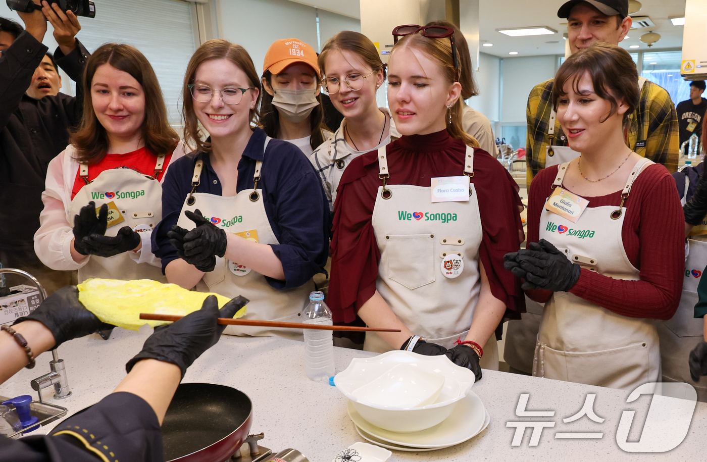 (서울=뉴스1) 안은나 기자 = 15일 서울 송파구 가락몰 쿠킹스튜디오에서 열린 코리안푸드 쿠킹클래스에서 외국인들이 김밥 만드는 과정을 지켜보고 있다. 송파구는 한국에 체류 중인 …