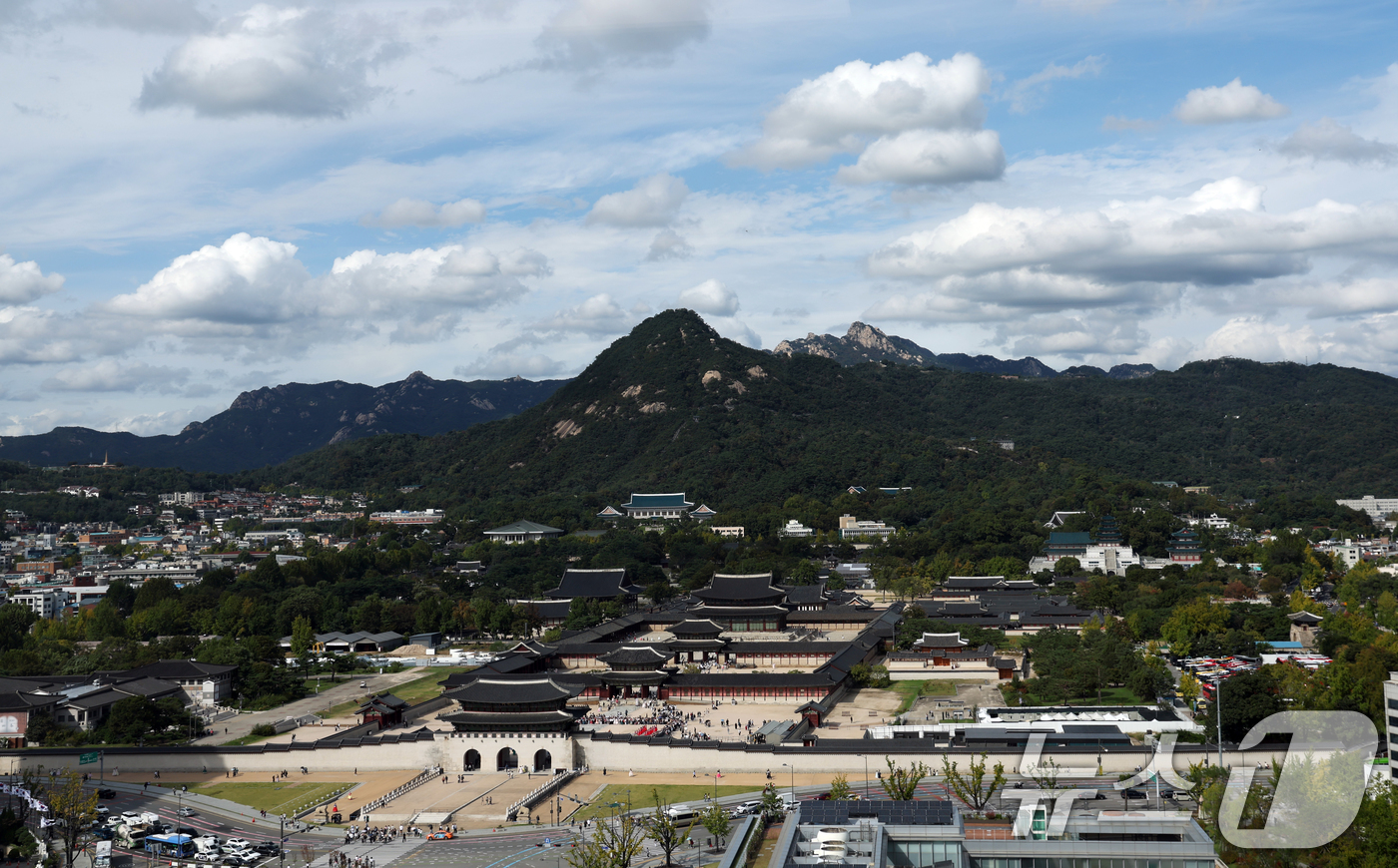 (서울=뉴스1) 김명섭 기자 = 가을장마가 잠시 주춤한 15일 서울 경북궁과 청명한 하늘이 어우러진 모습이 한폭 의 수채화 같다.  2025.10.15/뉴스1