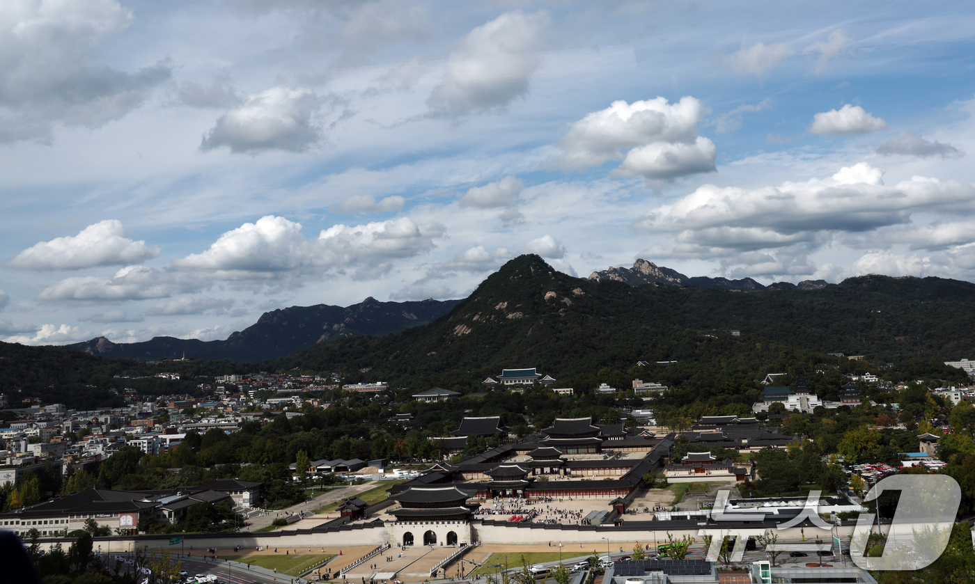 (서울=뉴스1) 김명섭 기자 = 가을장마가 잠시 주춤한 15일 서울 경북궁과 청명한 하늘이 어우러진 모습이 한폭 의 수채화 같다.  2025.10.15/뉴스1