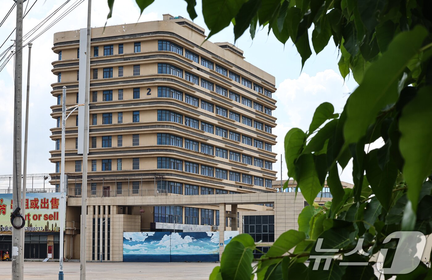 본문 이미지 - 최근 캄보디아에서 한국인 대상 취업사기 및 감금 사건 등 각종 범죄에 연루되는 사례가 잇따르고 있다. 사진은 15일(현지시간) 캄보디아 프놈펜 주요 범죄 단지로 알려진 망고단지. 2025.10.15/뉴스1 ⓒ News1 김도우 기자