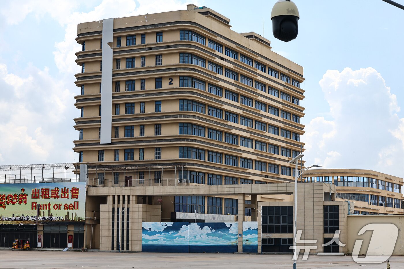 본문 이미지 - 최근 캄보디아에서 한국인 대상 취업사기 및 감금 사건 등 각종 범죄에 연루되는 사례가 잇따르고 있다. 사진은 15일&#40;현지시간&#41; 캄보디아 프놈펜 주요 범죄 단지로 알려진 망고단지. 2025.10.15/뉴스1 ⓒ News1 김도우 기자