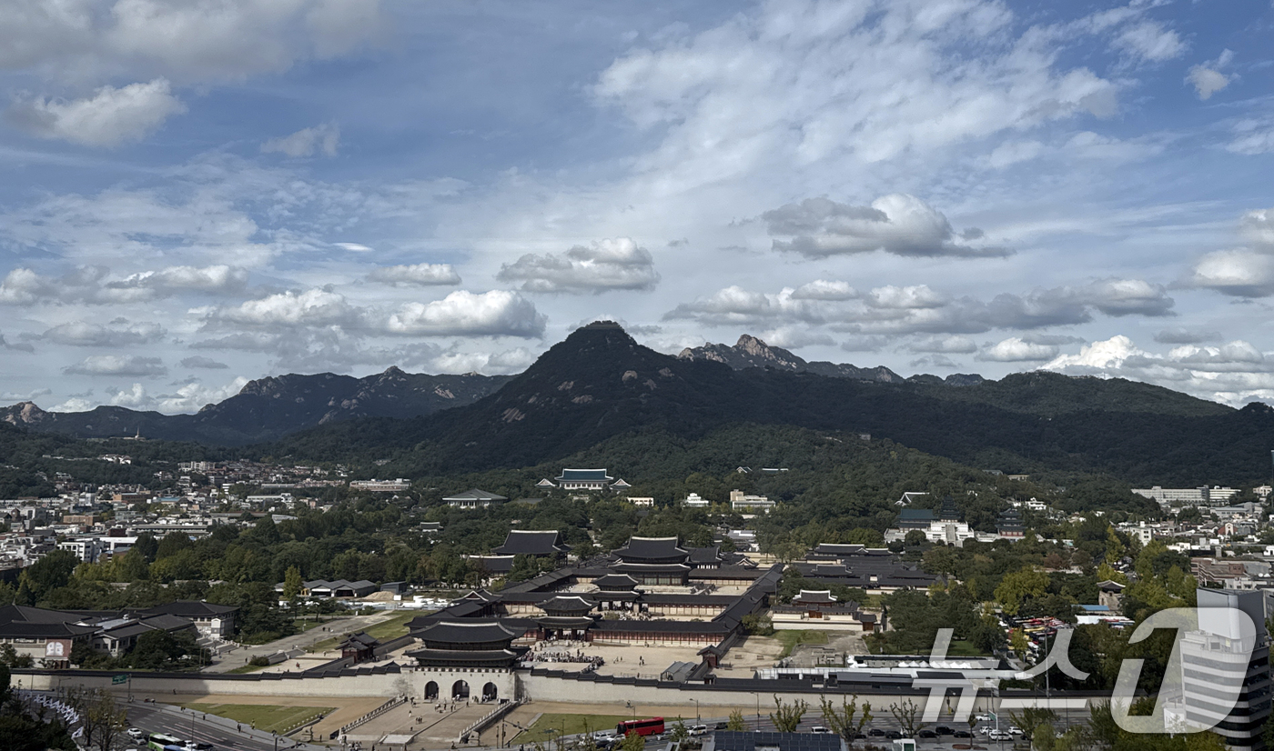 (서울=뉴스1) 김명섭 기자 = 가을장마가 잠시 주춤한 15일 서울 경북궁과 청명한 하늘이 어우러진 모습이 한폭 의 수채화 같다. 2025.10.15/뉴스1