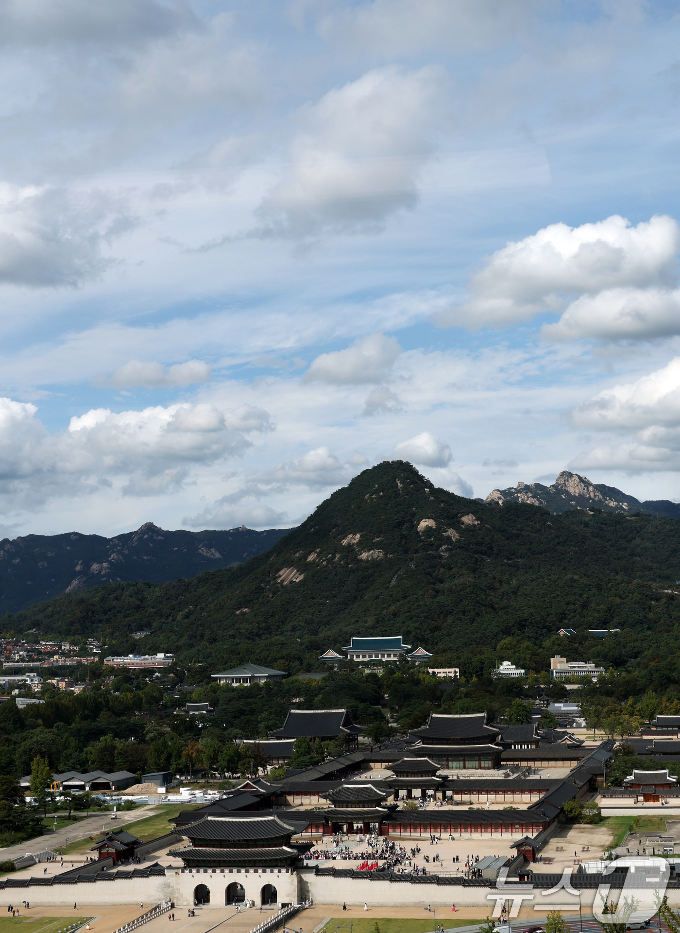 (서울=뉴스1) 김명섭 기자 = 가을장마가 잠시 주춤한 15일 서울 경북궁과 청명한 하늘이 어우러진 모습이 한폭 의 수채화 같다.  2025.10.15/뉴스1