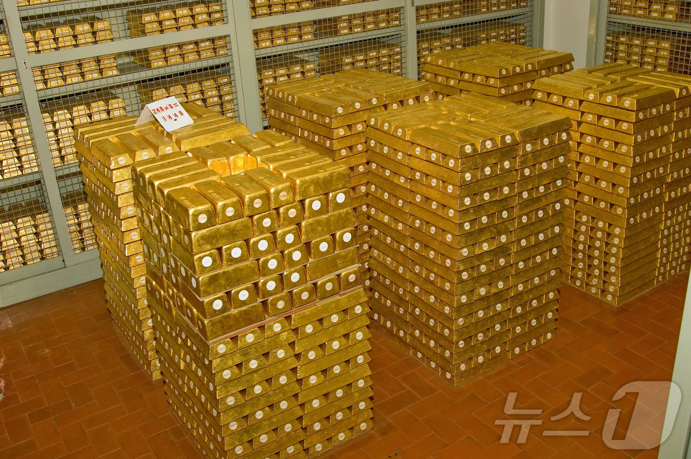 (로마 로이터=뉴스1) 권영미 기자 = 이탈리아 로마에 위치한 이탈리아은행의 금고 내부의 보안 구역 복도와 금속 보안 철창 뒤에 금괴들이 쌓여 있는 모습. 날짜가 명시되지 않은 이 …