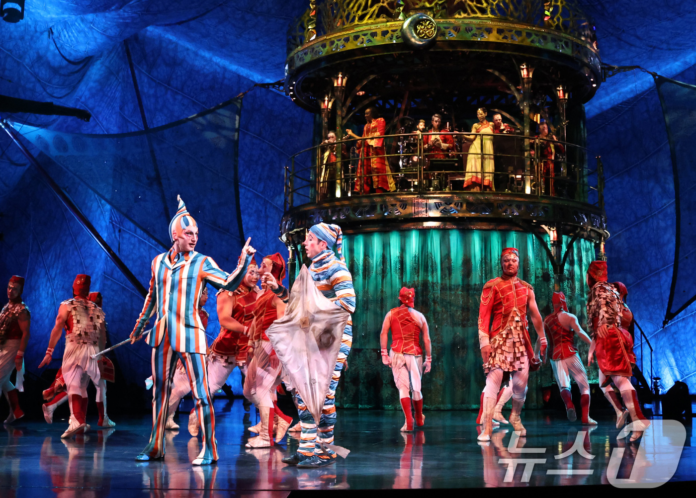 (서울=뉴스1) 구윤성 기자 = 15일 오후 서울 송파구 잠실종합운동장 내 빅탑에서 열린 태양의서커스 '쿠자(KOOZA)' 프레스컨퍼런스에서 배우들이 화려한 서커스 공연을 선보이고 …