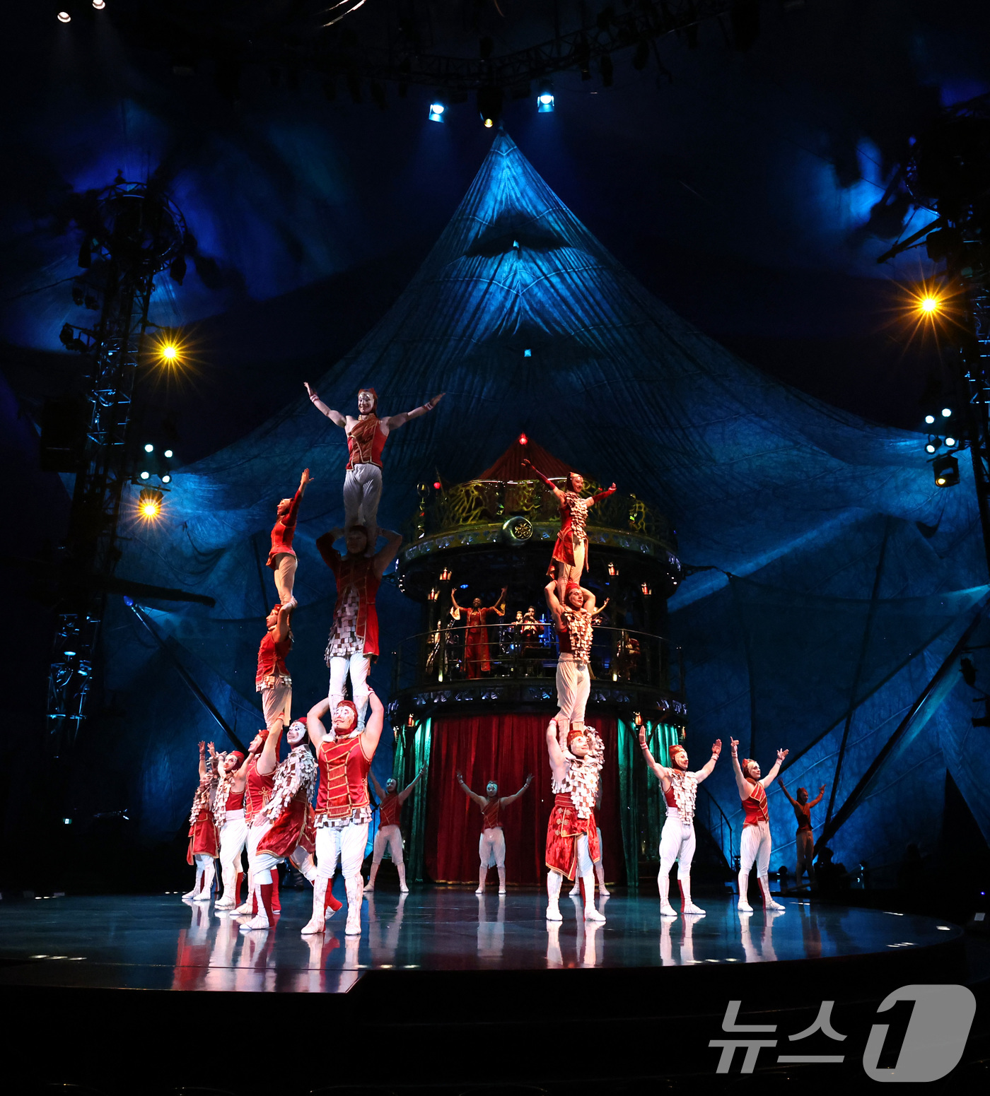(서울=뉴스1) 구윤성 기자 = 15일 오후 서울 송파구 잠실종합운동장 내 빅탑에서 열린 태양의서커스 '쿠자(KOOZA)' 프레스컨퍼런스에서 배우들이 화려한 서커스 공연을 선보이고 …