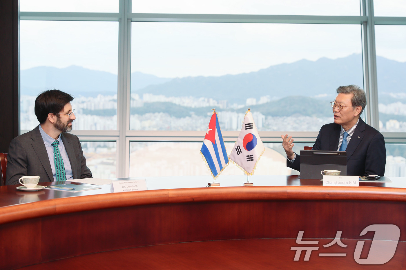 (서울=뉴스1) = 김창범 한국경제인협회 부회장이 15일 서울 영등포구 FKI타워 한국경제인협회를 방문한 클라우디오 라울 몬손 바에사 주한 쿠바대사와 주요 현안과 양국 간 경제협력 …