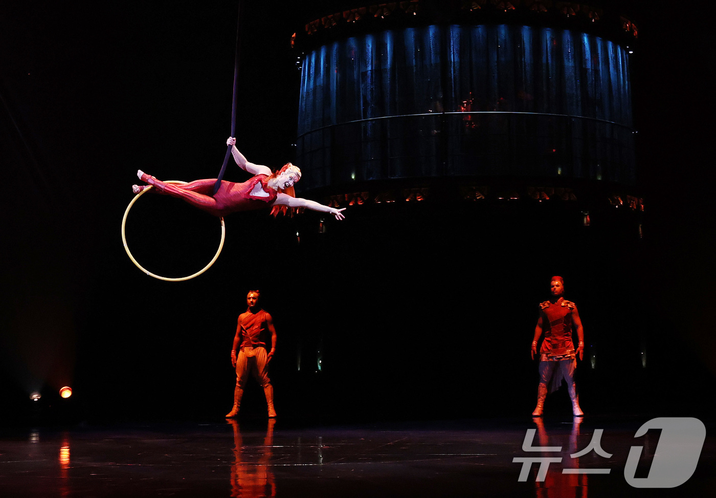 (서울=뉴스1) 구윤성 기자 = 15일 오후 서울 송파구 잠실종합운동장 내 빅탑에서 열린 태양의서커스 '쿠자(KOOZA)' 프레스컨퍼런스에서 배우들이 화려한 서커스 공연을 선보이고 …