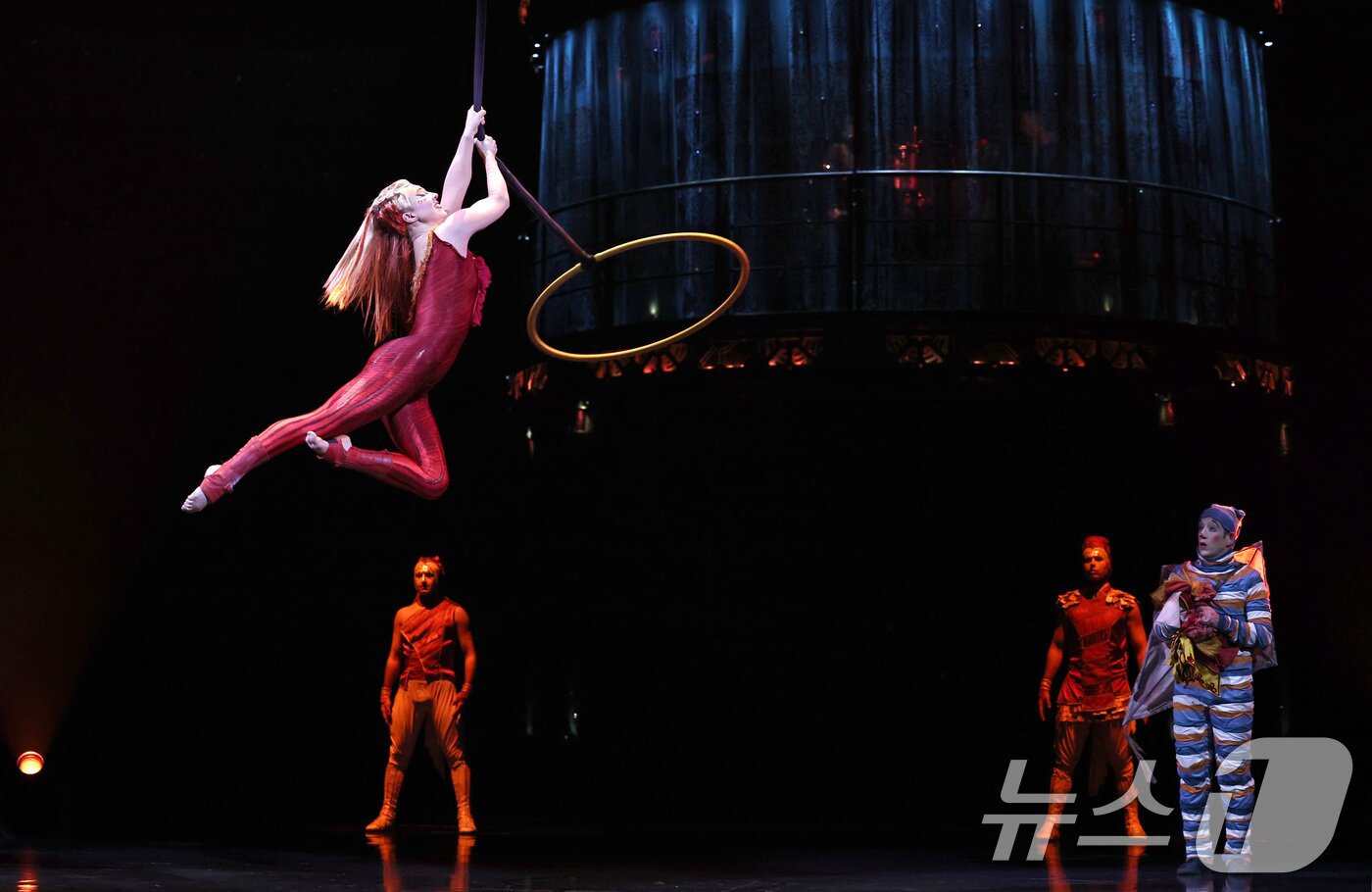 본문 이미지 - 15일 오후 서울 송파구 잠실종합운동장 내 빅탑에서 열린 태양의서커스 '쿠자(KOOZA)' 프레스컨퍼런스에서 배우들이 화려한 서커스 공연을 선보이고 있다. 2025.10.15/뉴스1 ⓒ News1 구윤성 기자