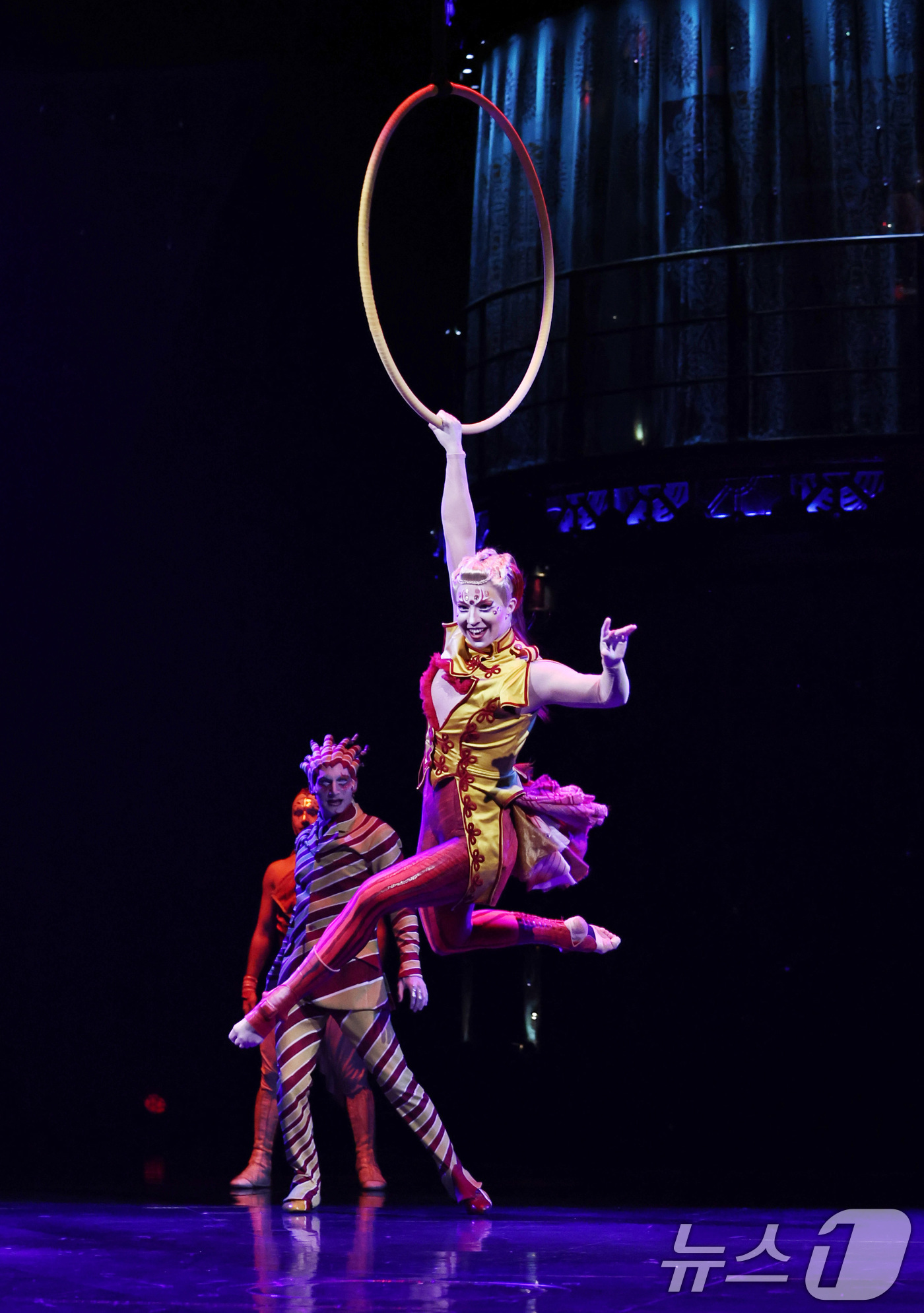 (서울=뉴스1) 구윤성 기자 = 15일 오후 서울 송파구 잠실종합운동장 내 빅탑에서 열린 태양의서커스 '쿠자(KOOZA)' 프레스컨퍼런스에서 배우들이 화려한 서커스 공연을 선보이고 …