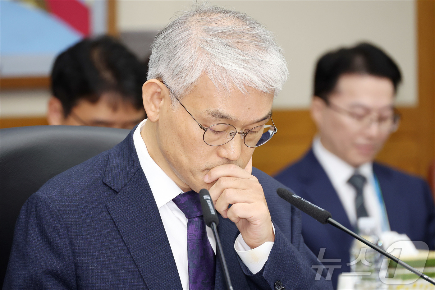 (서울=뉴스1) 국회사진기자단 = 천대엽 법원행정처장이 15일 서울 서초구 대법원에서 열린 국회 법제사법위원회의 대법원에 대한 2025 국정감사에서 생각에 잠겨 있다. 2025.1 …