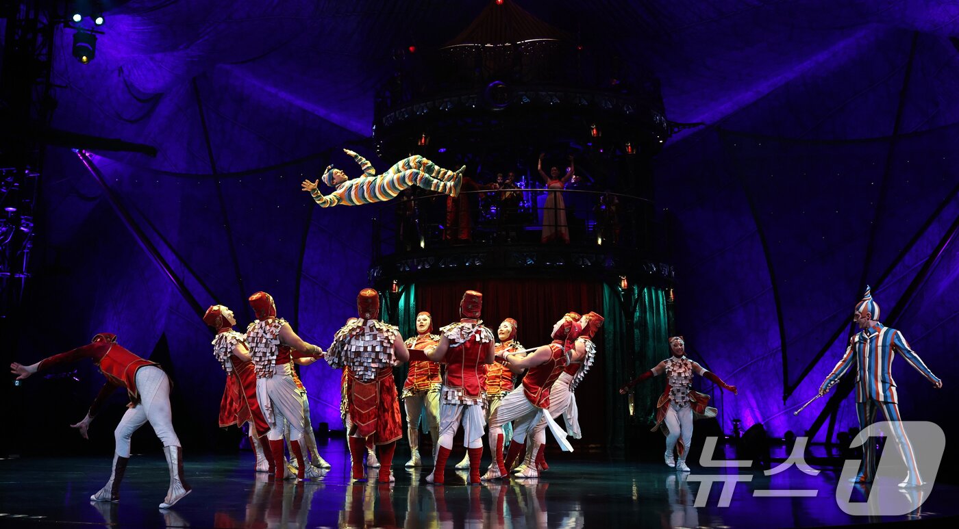본문 이미지 - 15일 오후 서울 송파구 잠실종합운동장 내 빅탑에서 열린 태양의서커스 '쿠자(KOOZA)' 프레스컨퍼런스에서 배우들이 화려한 서커스 공연을 선보이고 있다. 2025.10.15/뉴스1 ⓒ News1 구윤성 기자