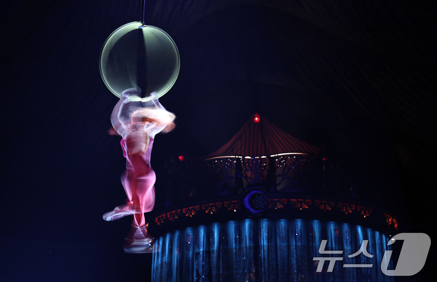 (서울=뉴스1) 구윤성 기자 = 15일 오후 서울 송파구 잠실종합운동장 내 빅탑에서 열린 태양의서커스 '쿠자(KOOZA)' 프레스컨퍼런스에서 배우들이 화려한 서커스 공연을 선보이고 …