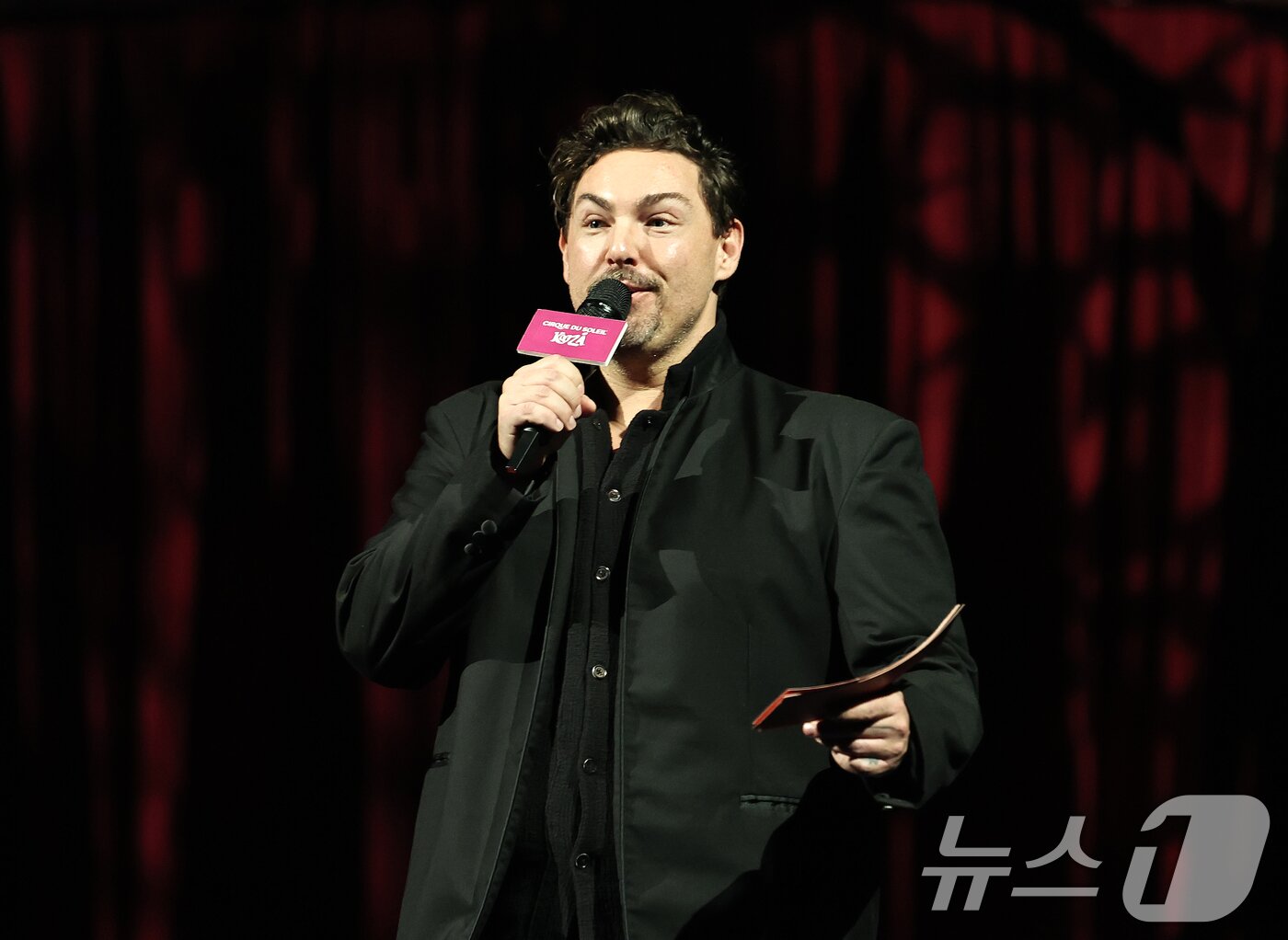 본문 이미지 - 제이미슨 린덴버그 예술감독이 15일 오후 서울 송파구 잠실종합운동장 내 빅탑에서 열린 태양의서커스 '쿠자(KOOZA)' 프레스컨퍼런스에서 공연을 소개하고 있다. 2025.10.15/뉴스1 ⓒ News1 구윤성 기자