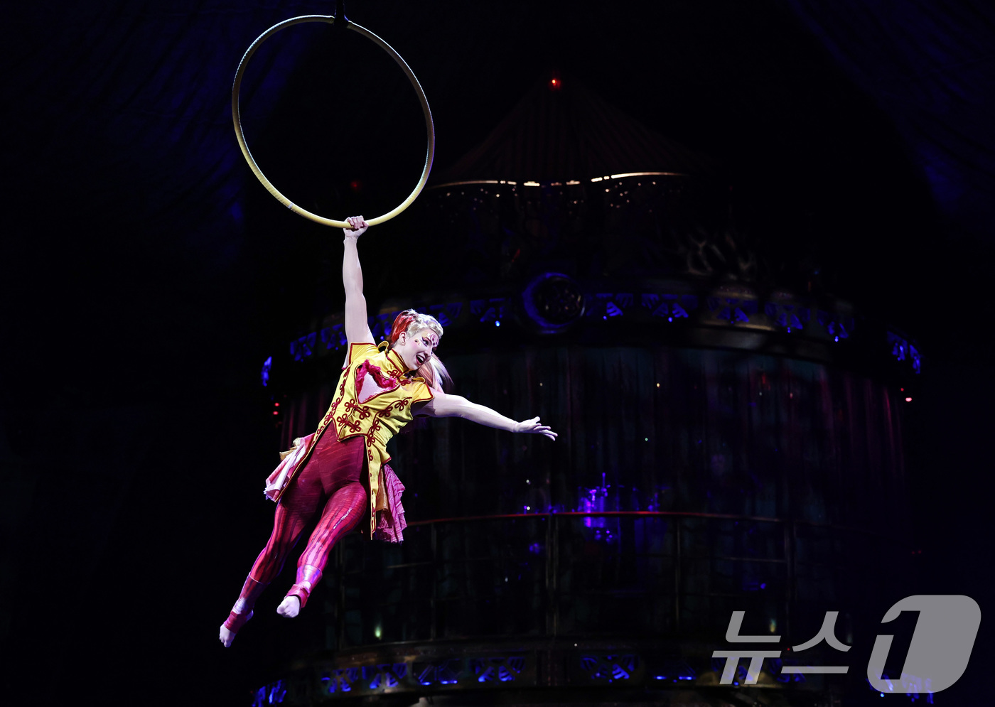 (서울=뉴스1) 구윤성 기자 = 15일 오후 서울 송파구 잠실종합운동장 내 빅탑에서 열린 태양의서커스 '쿠자(KOOZA)' 프레스컨퍼런스에서 배우들이 화려한 서커스 공연을 선보이고 …
