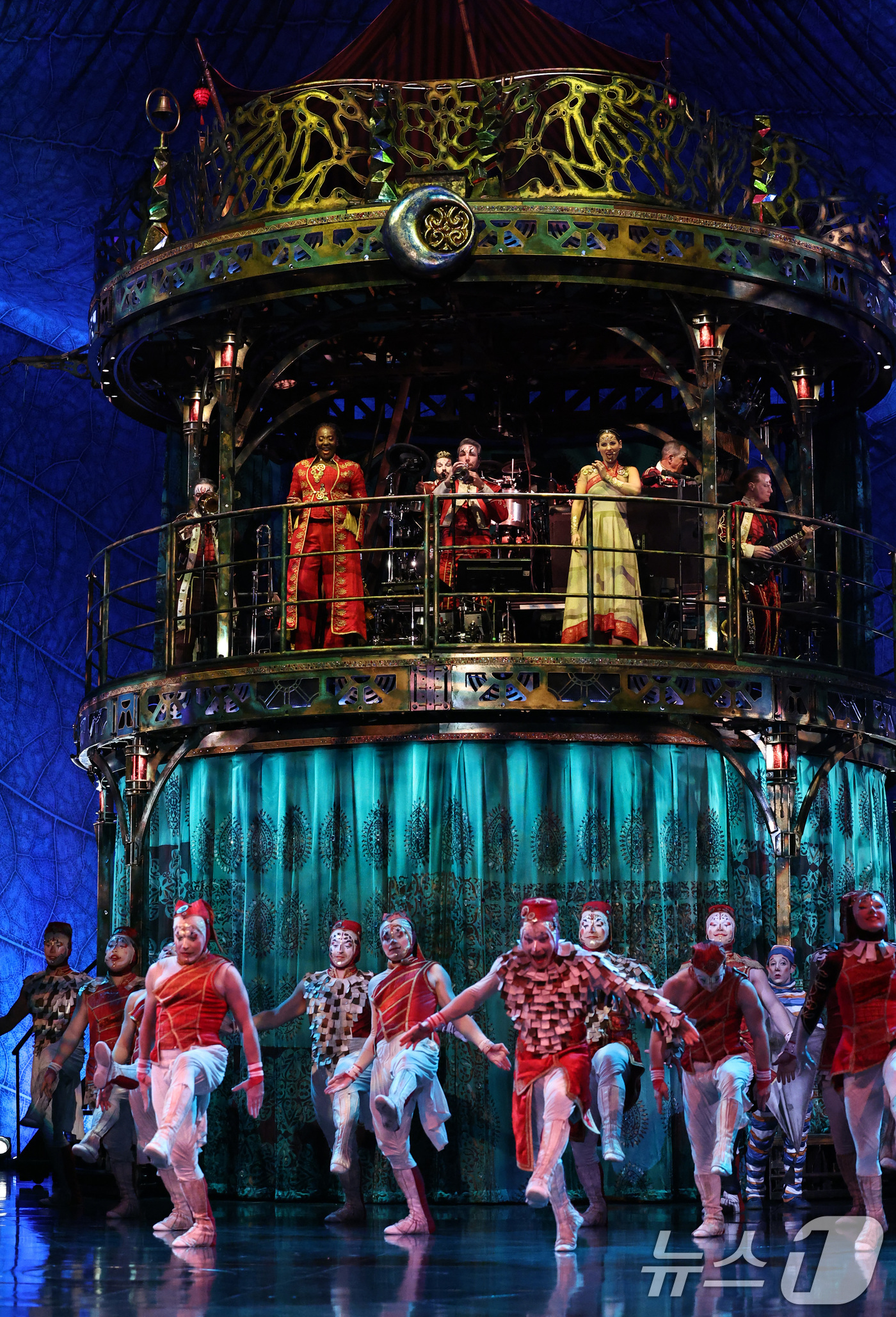 (서울=뉴스1) 구윤성 기자 = 15일 오후 서울 송파구 잠실종합운동장 내 빅탑에서 열린 태양의서커스 '쿠자(KOOZA)' 프레스컨퍼런스에서 배우들이 화려한 서커스 공연을 선보이고 …