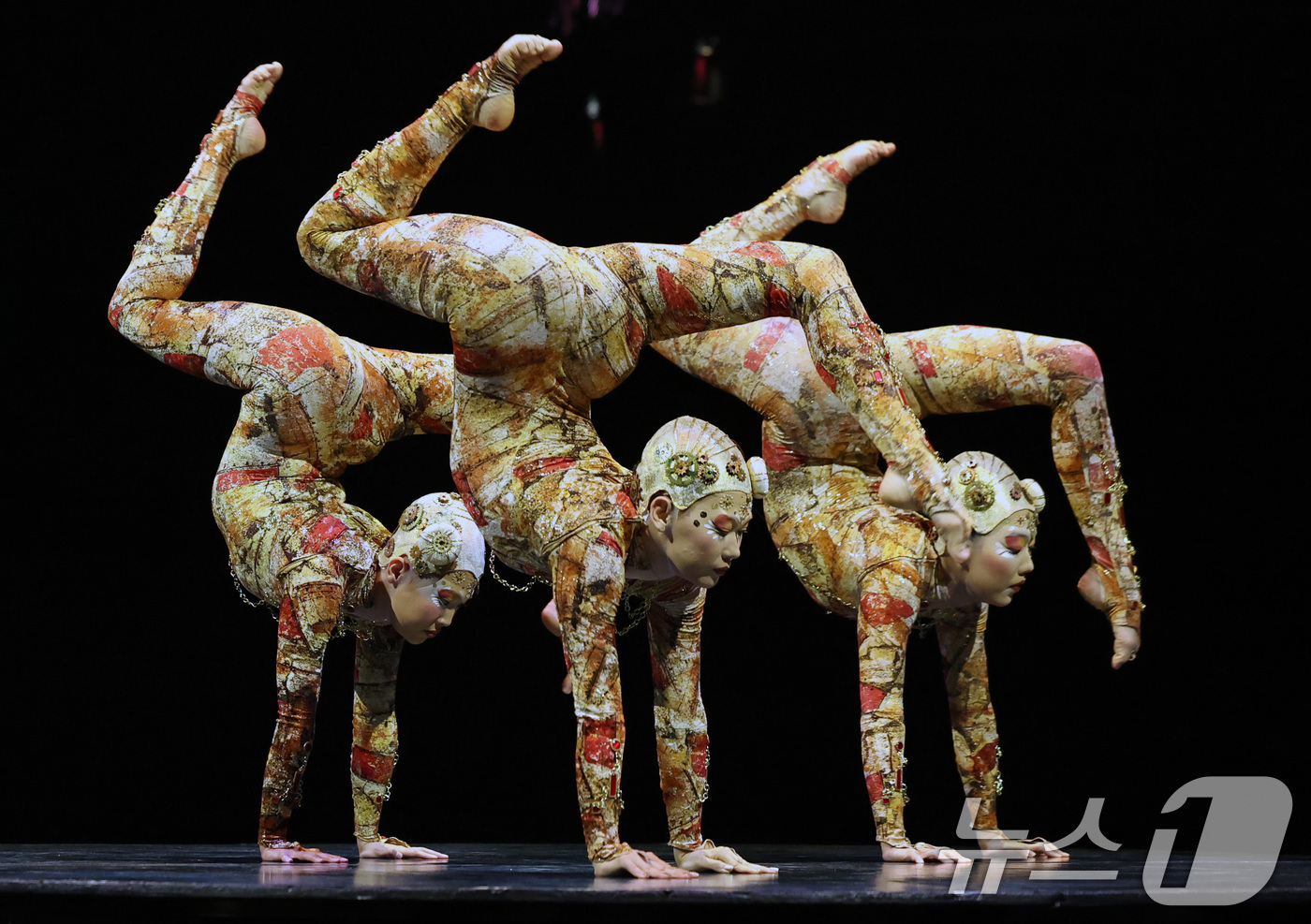 (서울=뉴스1) 구윤성 기자 = 15일 오후 서울 송파구 잠실종합운동장 내 빅탑에서 열린 태양의서커스 '쿠자(KOOZA)' 프레스컨퍼런스에서 배우들이 화려한 서커스 공연을 선보이고 …