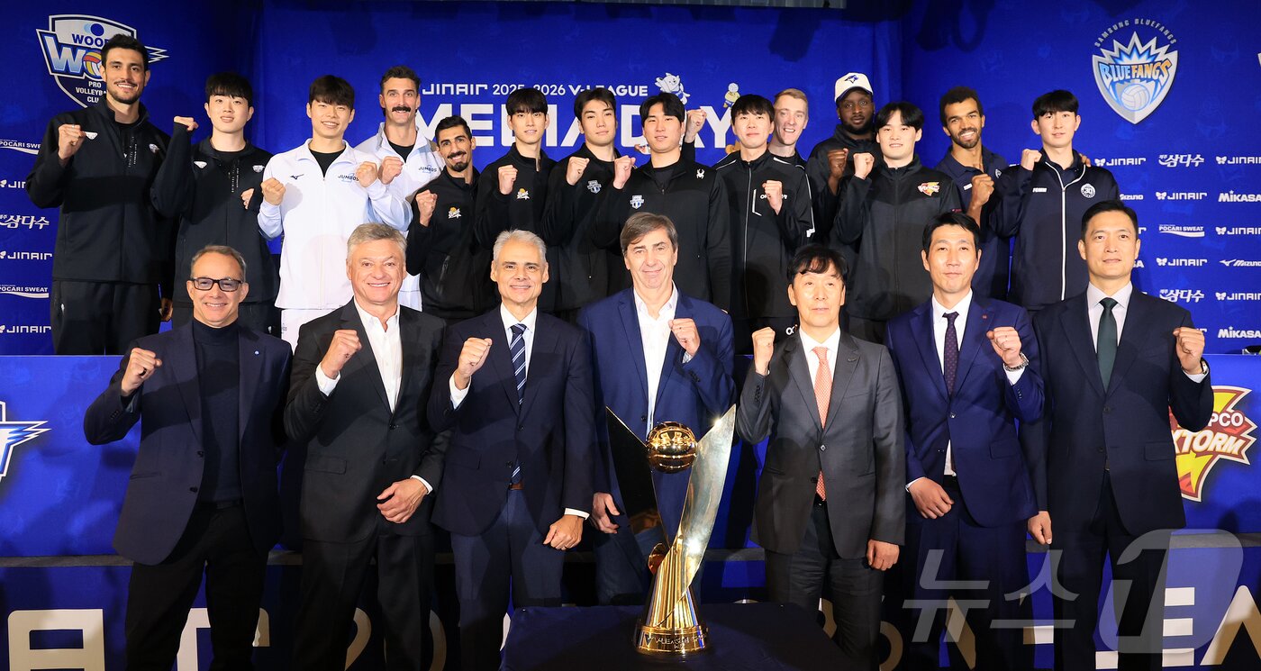 본문 이미지 - 15일 오후 서울 강남구 청담동 리베라호텔에서 열린 프로배구 진에어 2025-2026 V리그 남자부 미디어데이에서 7개 구단 감독과 선수들이 기념촬영을 하고 있다. 2025.10.15/뉴스1 ⓒ News1 김진환 기자