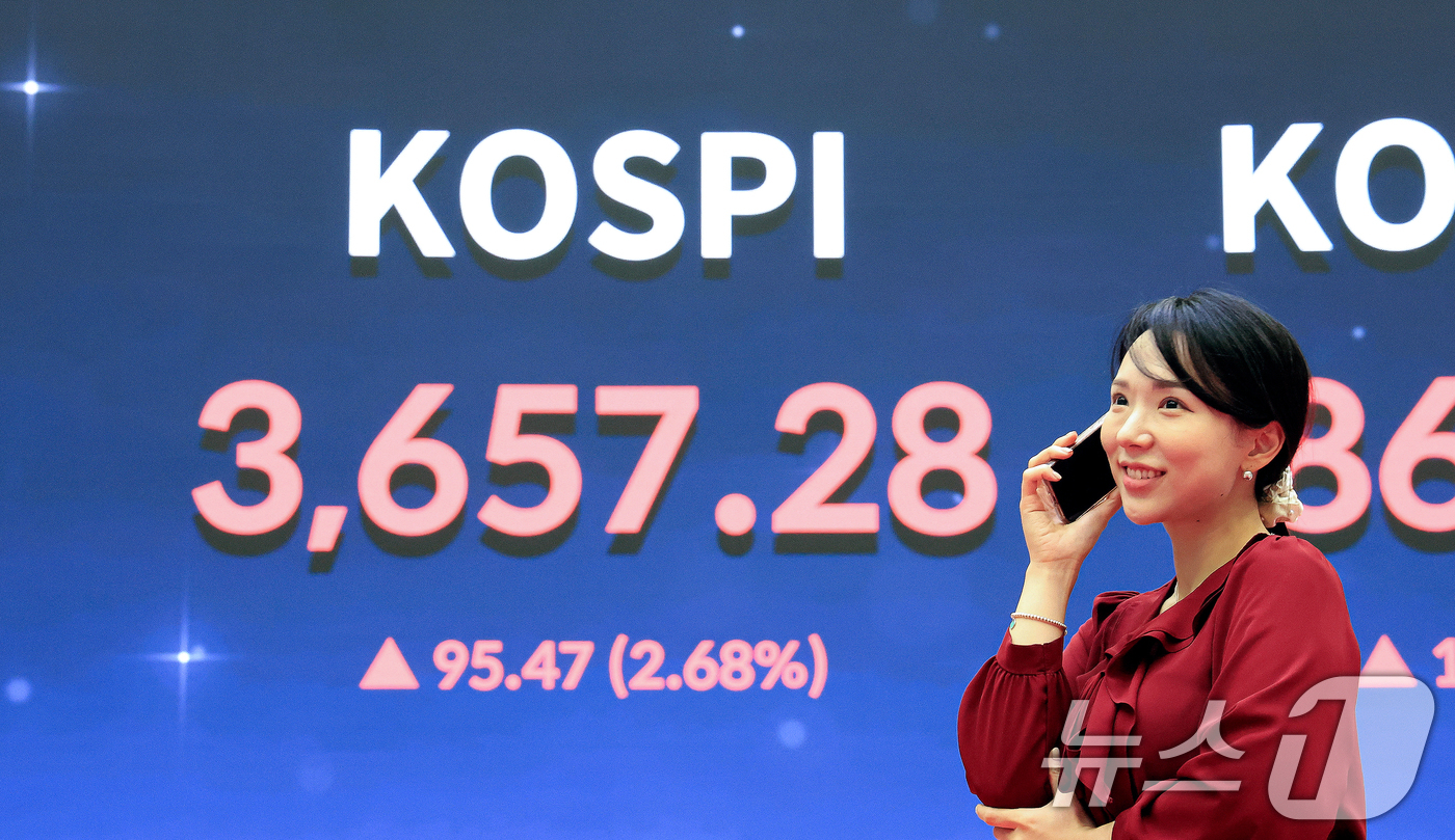 (서울=뉴스1) 이호윤 기자 = 국제 금값과 은값이 연일 사상 최고치를 갱신하고 있는 13일 서울 종로구 한국금거래소 앞을 시민이 지나가고 있다. 올해 들어 금 가격은 54%, 은 …