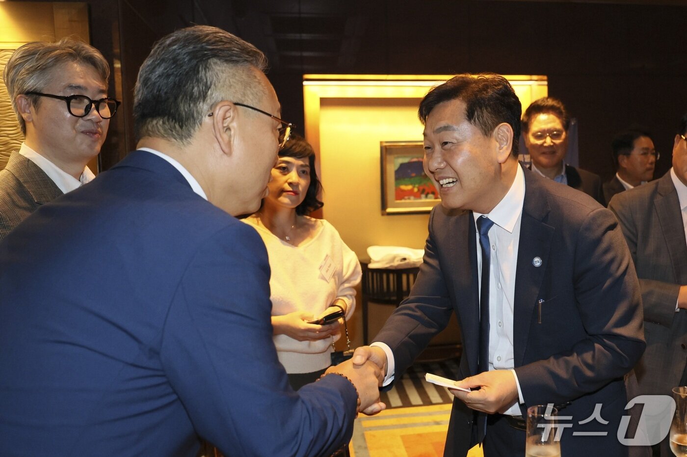 본문 이미지 - 14일 서울 그랜드 인터컨티넨탈 파르나스 호텔에서 한국외국기업협회(FORCA) 회원사를 대상으로 한 전북도의 투자설명회가 열린 가운데  김관영 전북도지사(오른쪽)가 기업 대표들과 인사를 나누고 있다.(전북도 제공. 재판매 및 DB금지)/뉴스1 