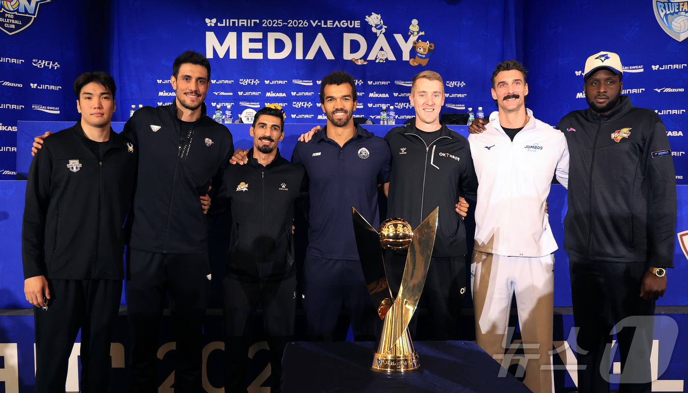 (서울=뉴스1) 김진환 기자 = 15일 오후 서울 강남구 청담동 리베라호텔에서 열린 프로배구 진에어 2025-2026 V리그 남자부 미디어데이에서 7개 구단 외국인 선수들이 기념촬 …