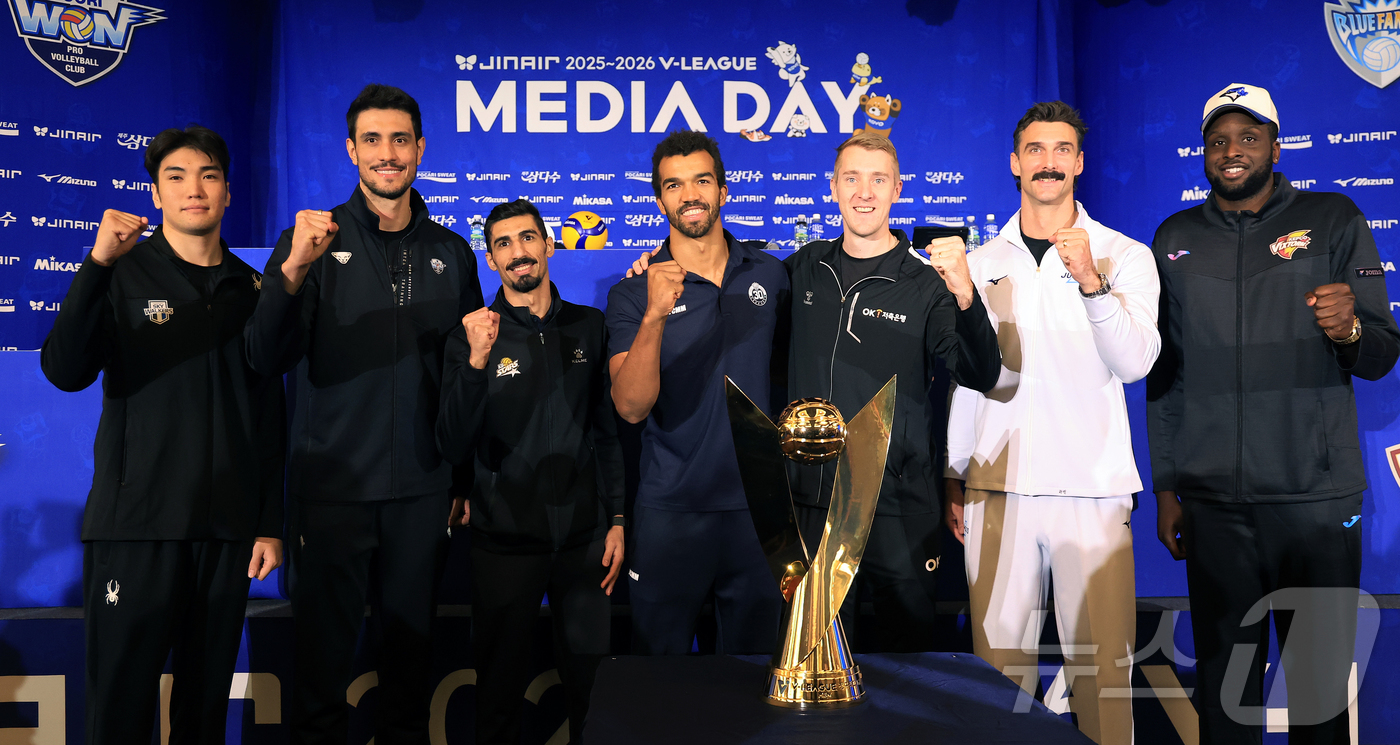 (서울=뉴스1) 김진환 기자 = 15일 오후 서울 강남구 청담동 리베라호텔에서 열린 프로배구 진에어 2025-2026 V리그 남자부 미디어데이에서 7개 구단 외국인 선수들이 기념촬 …
