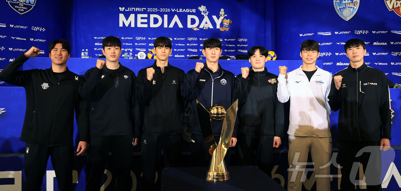 (서울=뉴스1) 김진환 기자 = 15일 오후 서울 강남구 청담동 리베라호텔에서 열린 프로배구 진에어 2025-2026 V리그 남자부 미디어데이에서 7개 구단 대표 국내 선수들이 기 …
