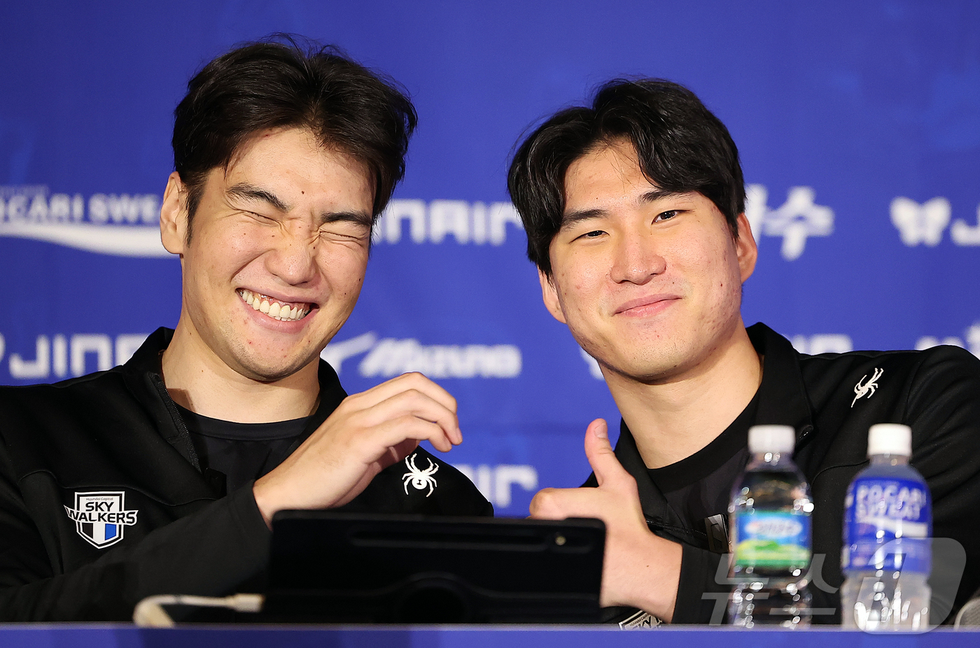 (서울=뉴스1) 김진환 기자 = 현대캐피탈 외국인 선수 바야르사이한과 신호진(오른쪽)이 15일 오후 서울 강남구 청담동 리베라호텔에서 열린 프로배구 진에어 2025-2026 V리그 …