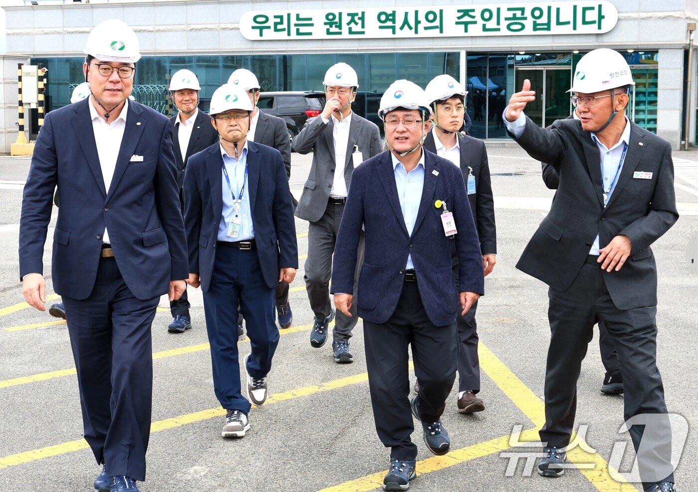 본문 이미지 - 김성환 기후에너지환경부 장관이 15일 부산 기장군 소재 고리 원전 현장을 점검하고 원전 안전 운영을 위한 철저한 대비를 당부하고 있다. &#40;기후에너지환경부 제공. 재판매 및 DB 금지&#41; 2025.10.15/뉴스1