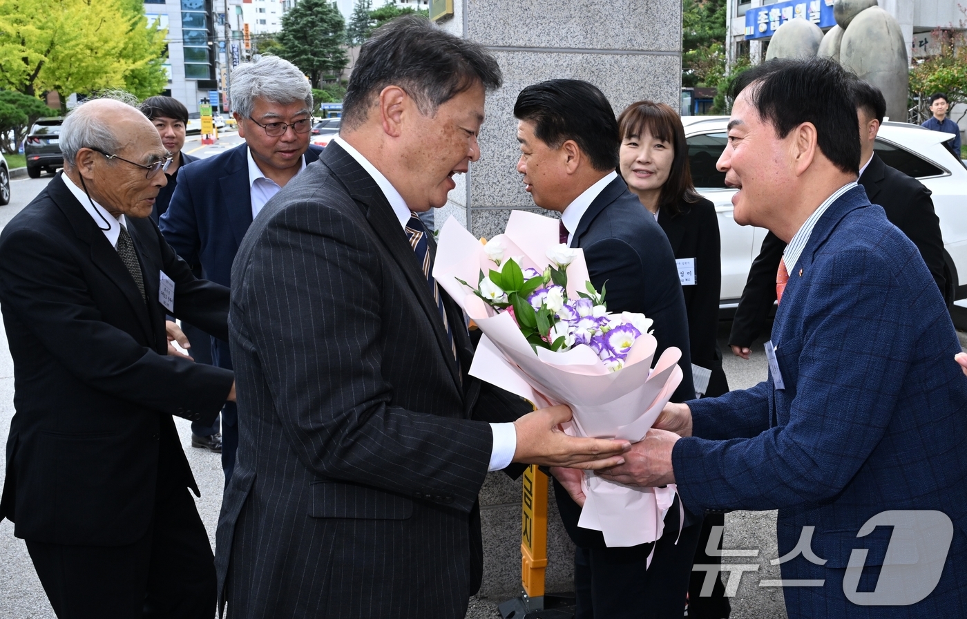 (김천=뉴스1) 정우용 기자 = 배낙호 김천시장(오른쪽 첫번째)과 나영민 김천시의장이 15일 자매결연 50주년 행사에 참석하기 위해 김천시를 방문한 차타니 요시타카 일본 나나오시 …