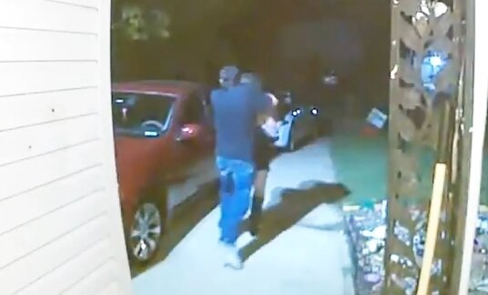 본문 이미지 - &#40;미국 캔자스주의 한 주택가에서 한 여성이 남성에게 납치되고 있는 장면이 CCTV에 포착됐다. 피플 갈무리&#41;