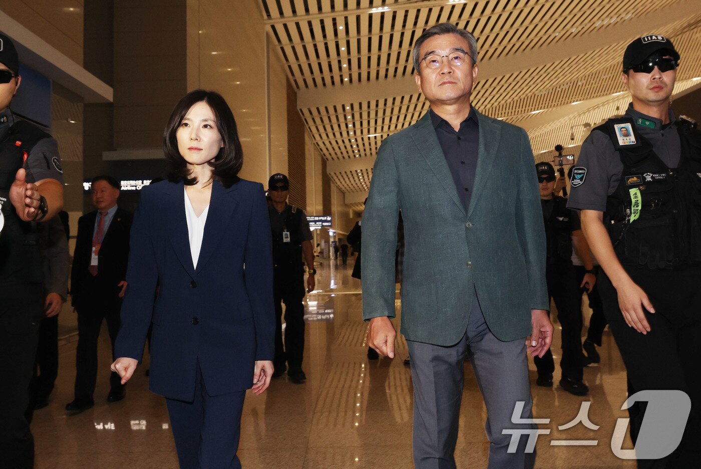 본문 이미지 - 김진아 단장&#40;외교부 2차관&#41;과 박성주 경찰청 국가수사본부장을 비롯한 캄보디아 사태 정부합동대응팀이 15일 오후 인천국제공항 제2터미널을 통해 출국하고 있다. 2025.10.15/뉴스1 ⓒ News1 오대일 기자