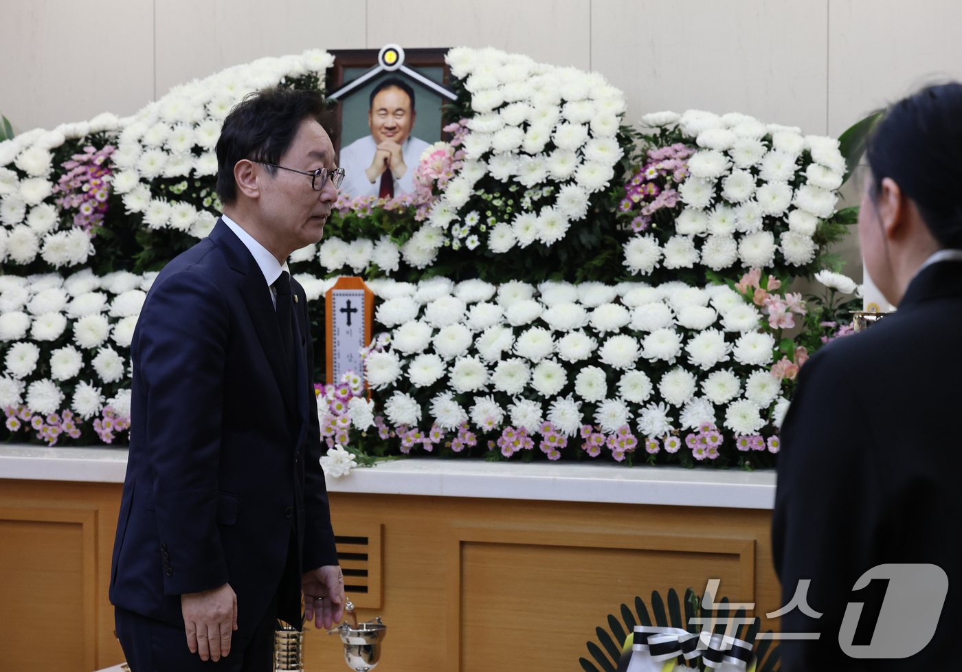 (대전=뉴스1) 김기태 기자 = 박범계 더불어민주당 국회의원이 15일 오후 이상민 국민의힘 대전시당위원장 빈소가 마련된 을지대병원 장례식장에서 조문하고 있다. 2025.10.15/ …