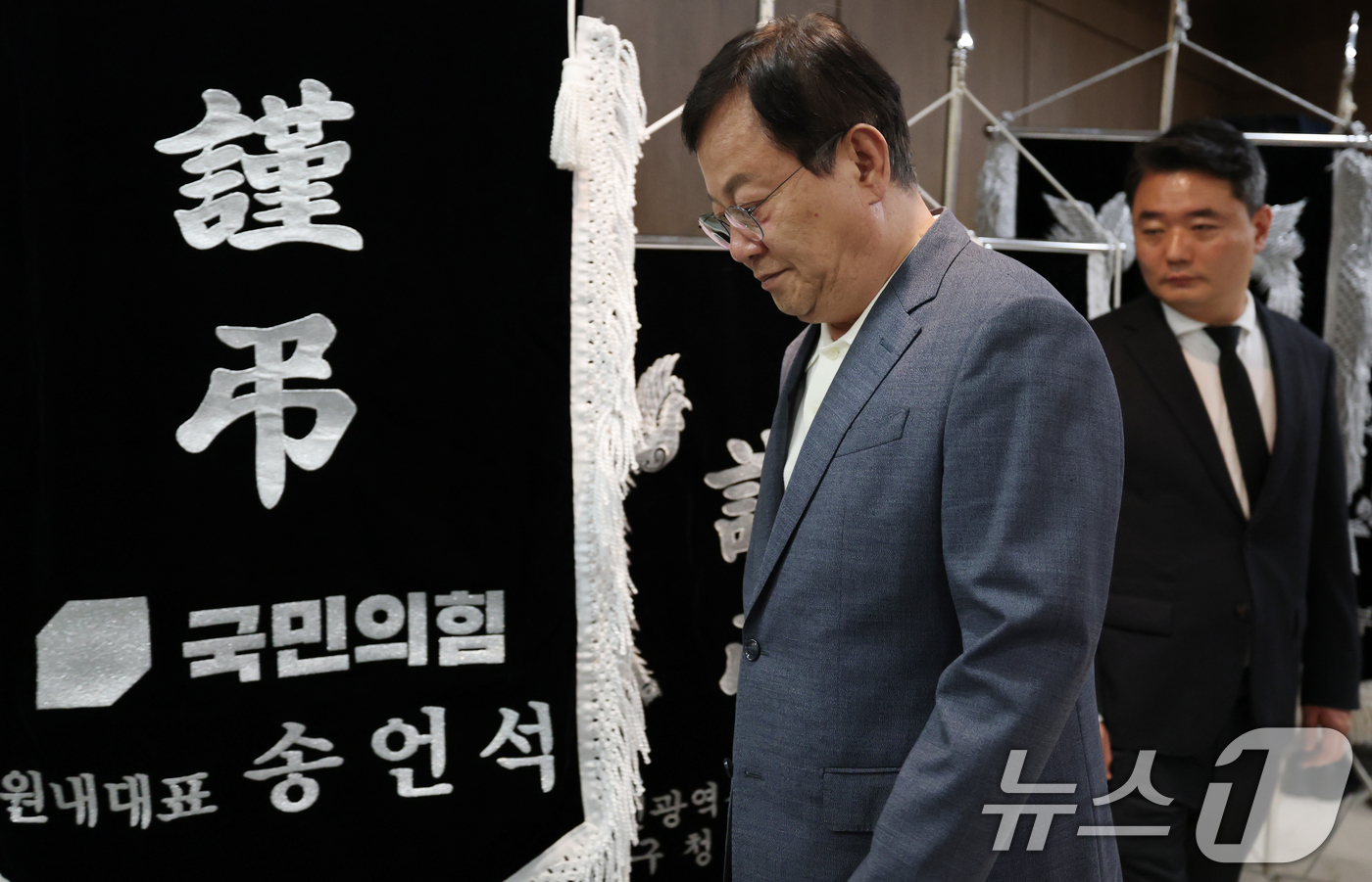 (대전=뉴스1) 김기태 기자 = 이은권 국민의힘 중구 당협위원장이 15일 오후 이상민 국민의힘 대전시당위원장 빈소가 마련된 을지대병원 장례식장으로 이동하고 있다. 2025.10.1 …