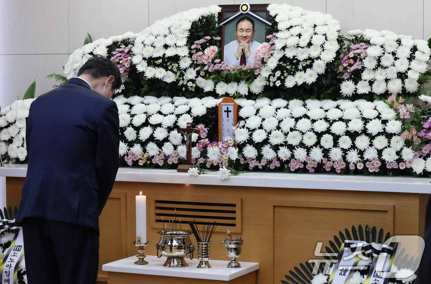 (대전=뉴스1) 김기태 기자 = 박범계 더불어민주당 국회의원이 15일 오후 이상민 국민의힘 대전시당위원장 빈소가 마련된 을지대병원 장례식장에서 조문하고 있다. 2025.10.15/ …