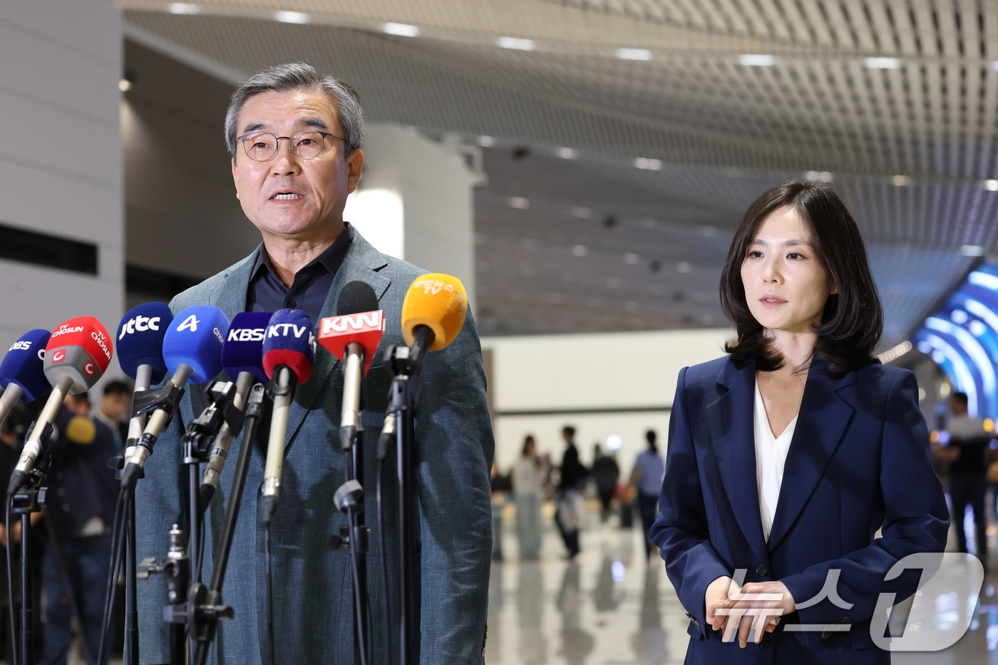 (인천공항=뉴스1) 오대일 기자 = 캄보디아 정부합동 대응팀' 단장인 김진아 외교부 2차관과 박성주 경찰청 국가수사본부장 등 캄보디아 사태 정부 합동 대응팀이 15일 오후 인천국제 …