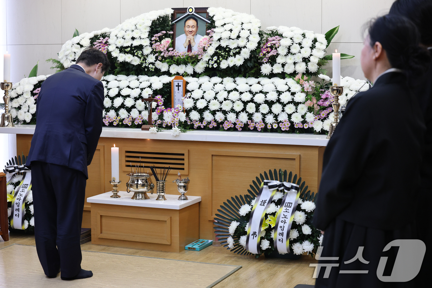 (대전=뉴스1) 김기태 기자 = 박범계 더불어민주당 국회의원이 15일 오후 이상민 국민의힘 대전시당위원장 빈소가 마련된 을지대병원 장례식장에서 조문하고 있다. 2025.10.15/ …