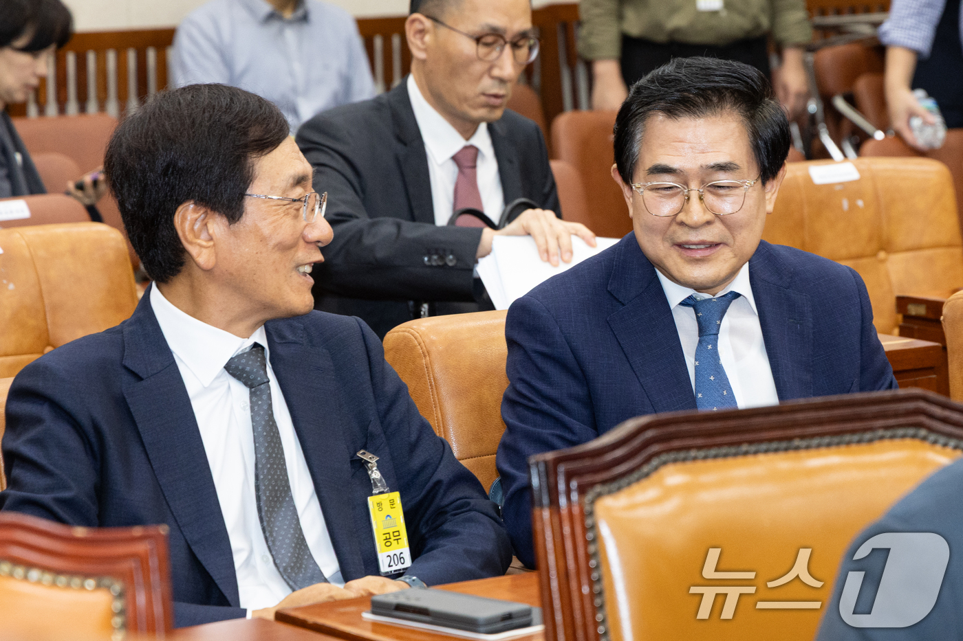 (서울=뉴스1) 이승배 기자 = 도세호 SPC 대표(오른쪽)와 이배원 니토옵티칼 대표이사가 15일 서울 여의도 국회에서 열린 기후에너지환경노동위원회 고용노동부 등에 대한 국정감사에 …