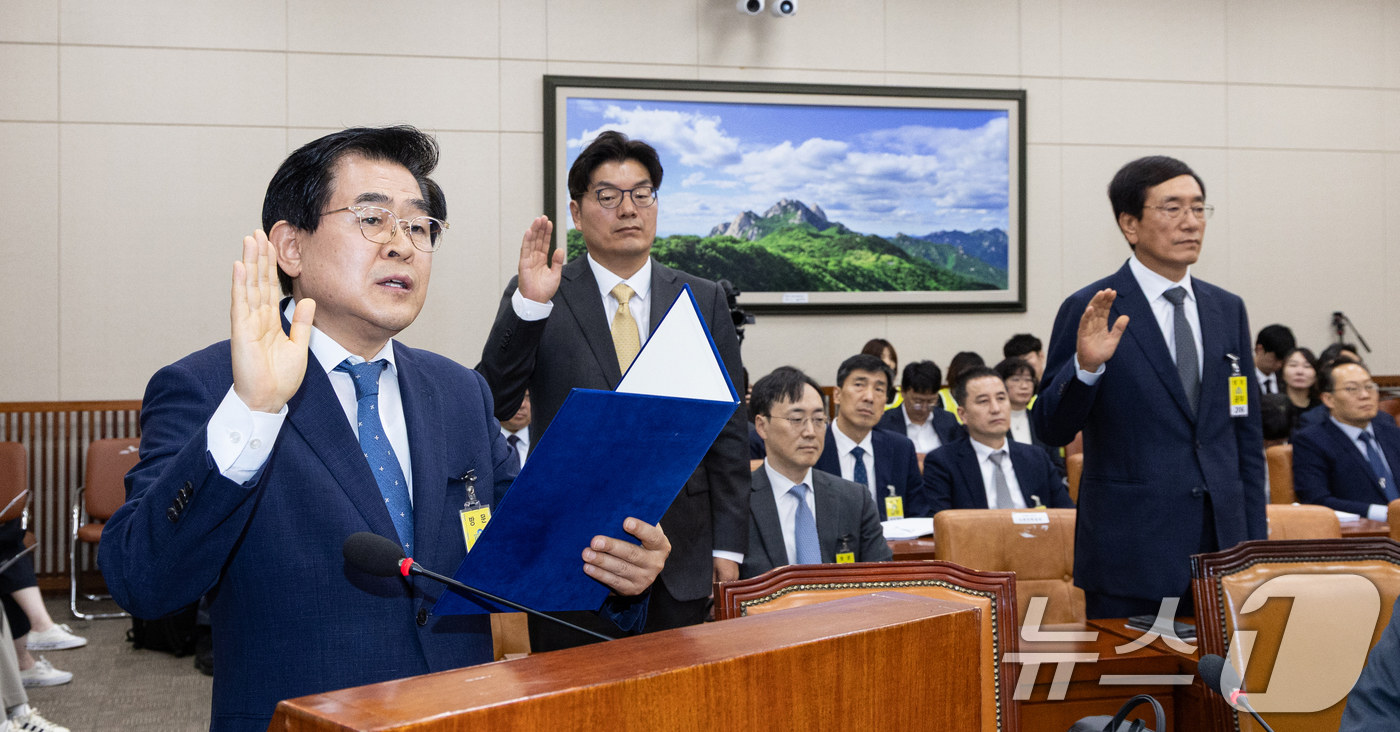 (서울=뉴스1) 이승배 기자 = 도세호 SPC 대표가 15일 서울 여의도 국회에서 열린 기후에너지환경노동위원회 고용노동부 등에 대한 국정감사에 출석해 증인선서를 하고 있다. 왼쪽부 …